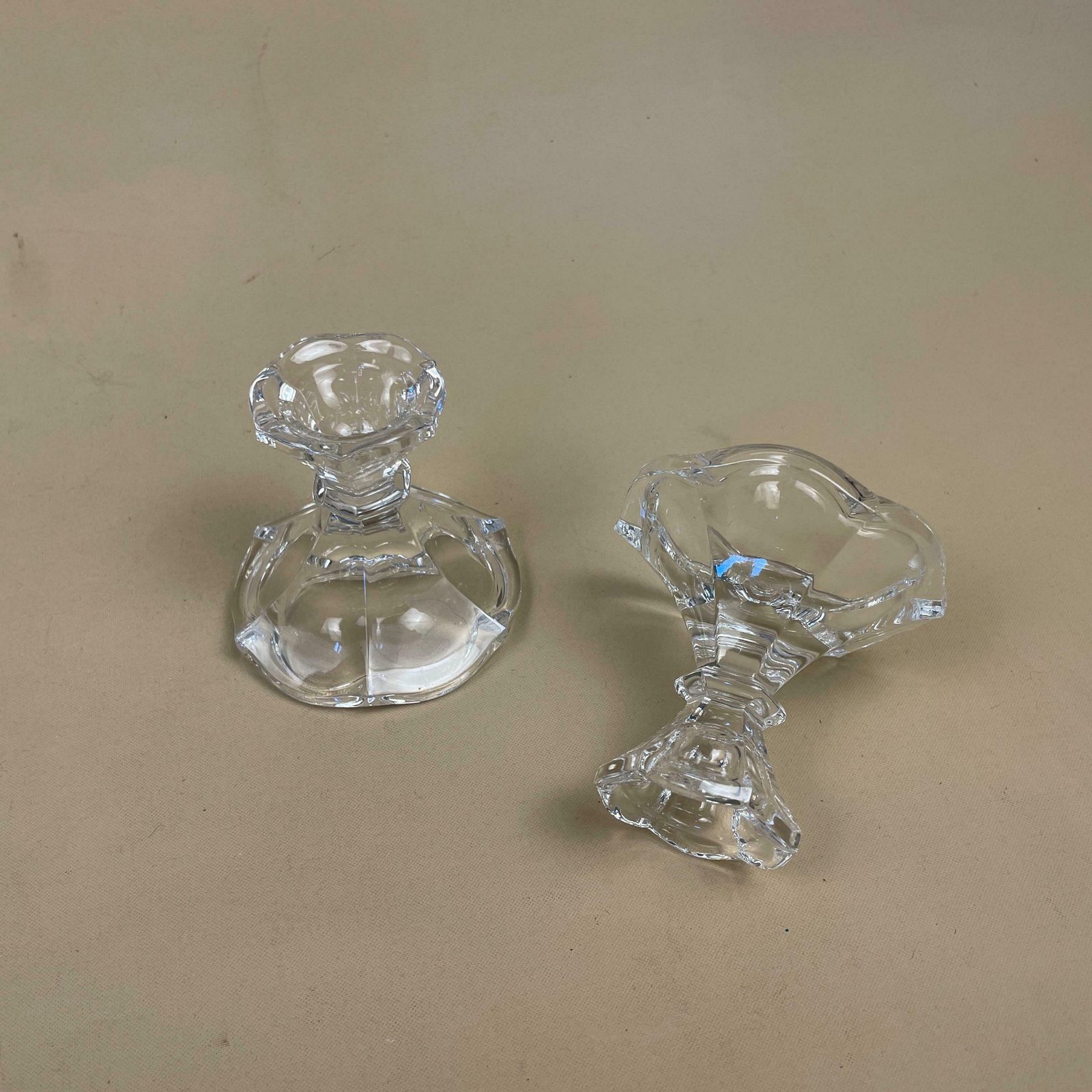 Vintage Pair Of Matching Clear Glass Candlestick Candle Stick Holder Lights Vintage Taper Dinner Candlesticks Chandelier Round Base Retro photo furniture