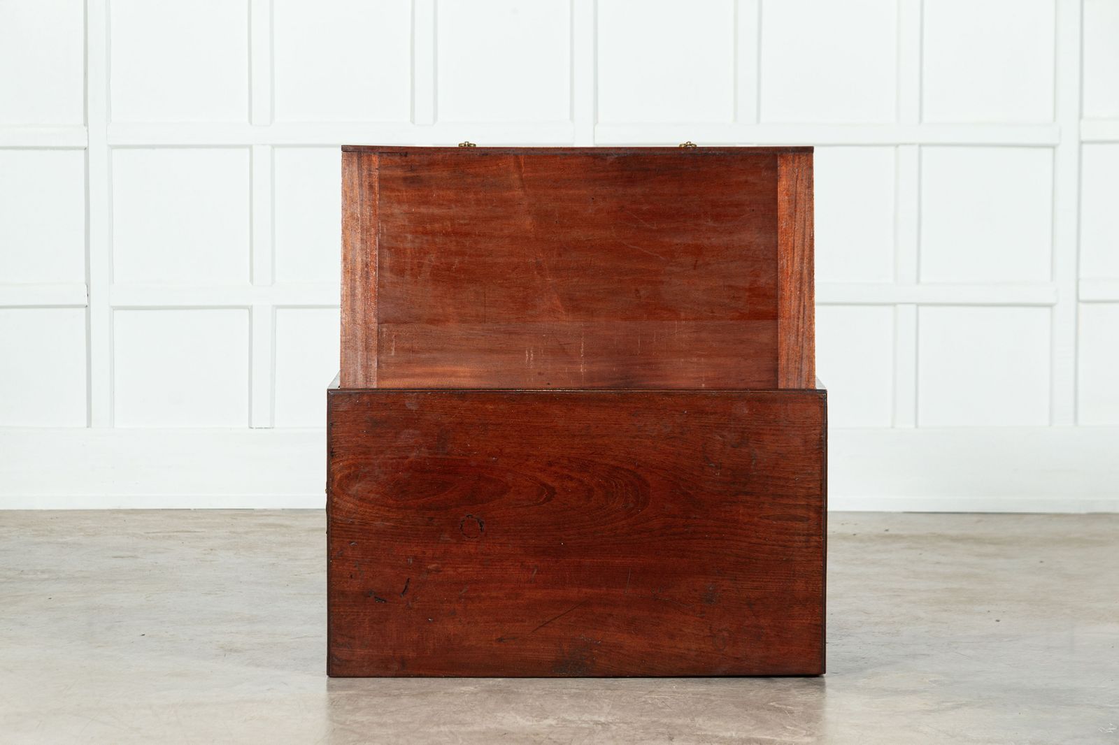 photo furniture English George III Mahogany Bachelors Chest