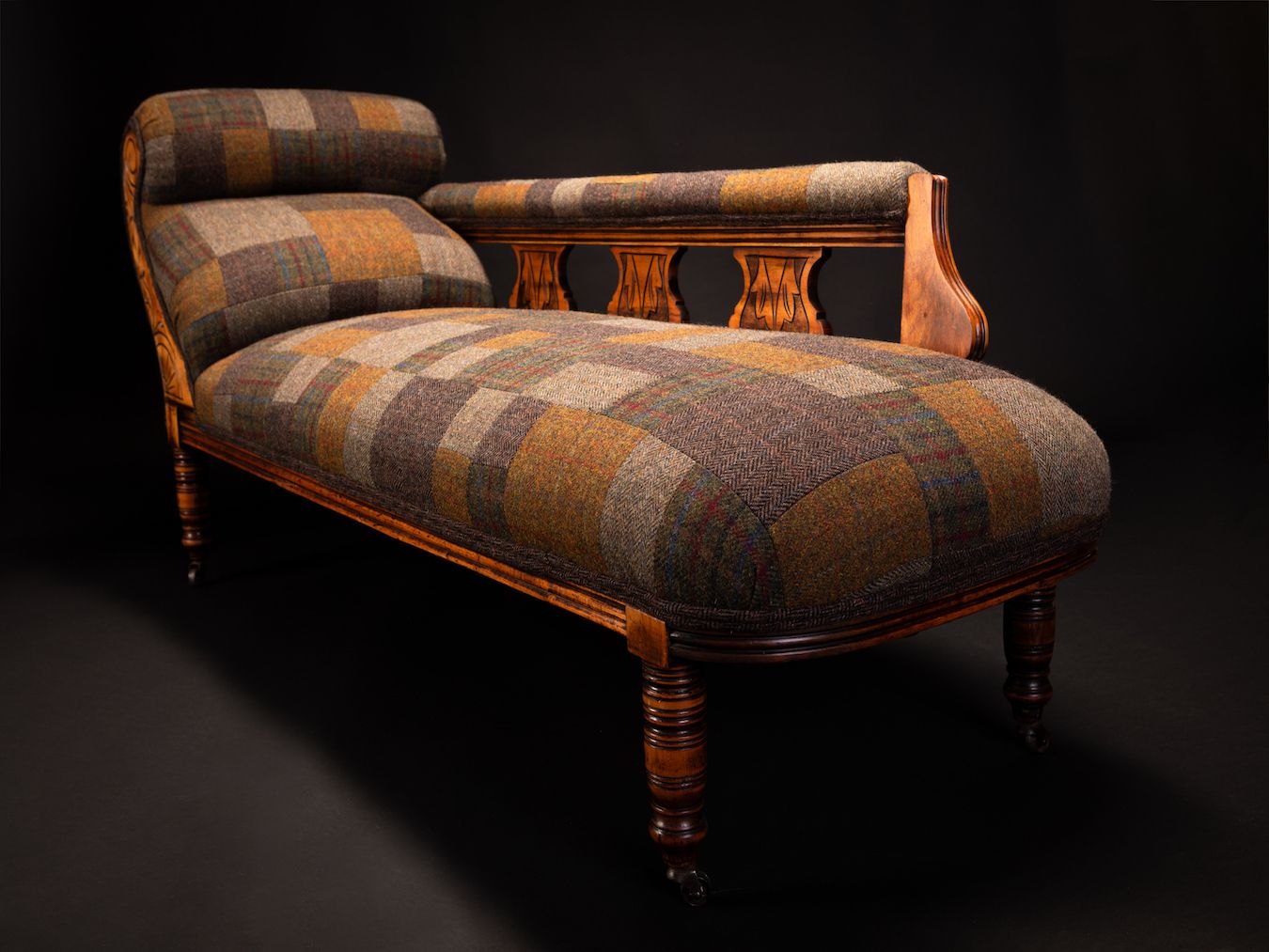 photo vintage Antique Mahogany Chaise Lounge Upholstered In Handcrafted Harris Tweed Patchwork