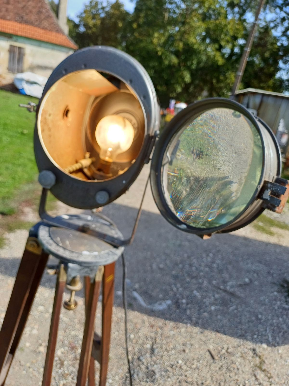 393.0 Lamp On Wood Tripod Spot Cremer Cinema photo