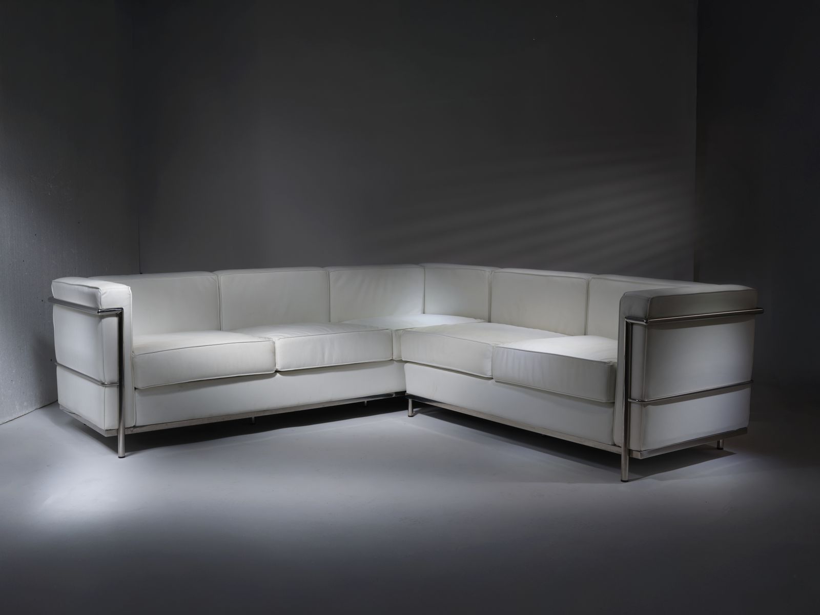 photo vinterior Beautiful White Leather & Chrome Tubular Steel ‘L’ Shaped Mcm Sofa In The Manner Of Le Corbusier, France Circa 2000