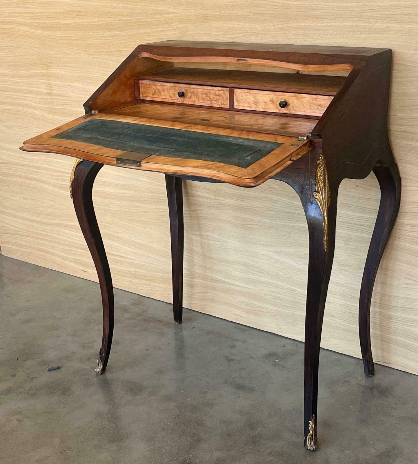 photo furniture Secrétaire dame Chippendale d'époque en noyer, abattant avant