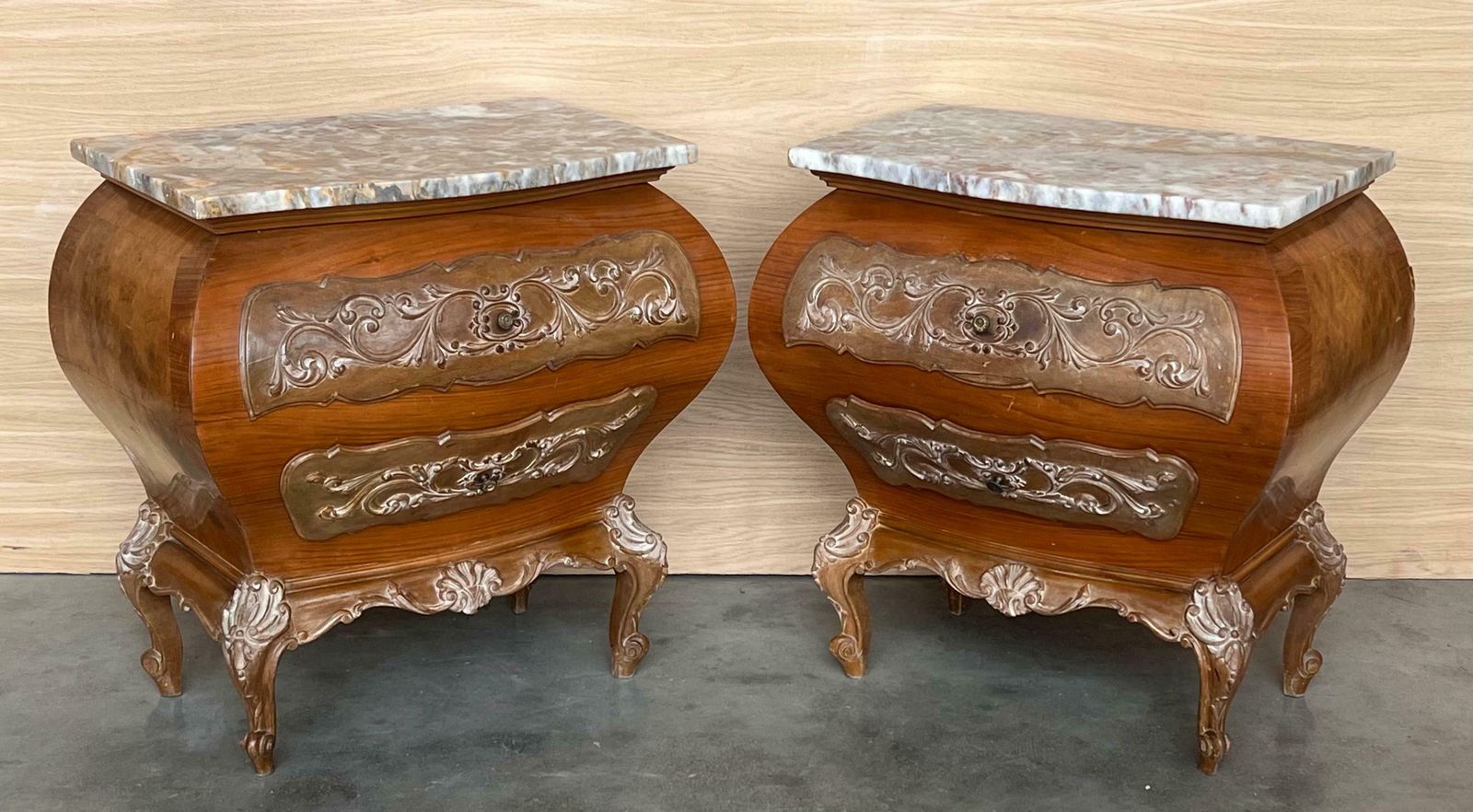 Tables de chevet bombées sculptées à trois tiroirs, plateau en marbre, Mariano Garcia photo vinterior