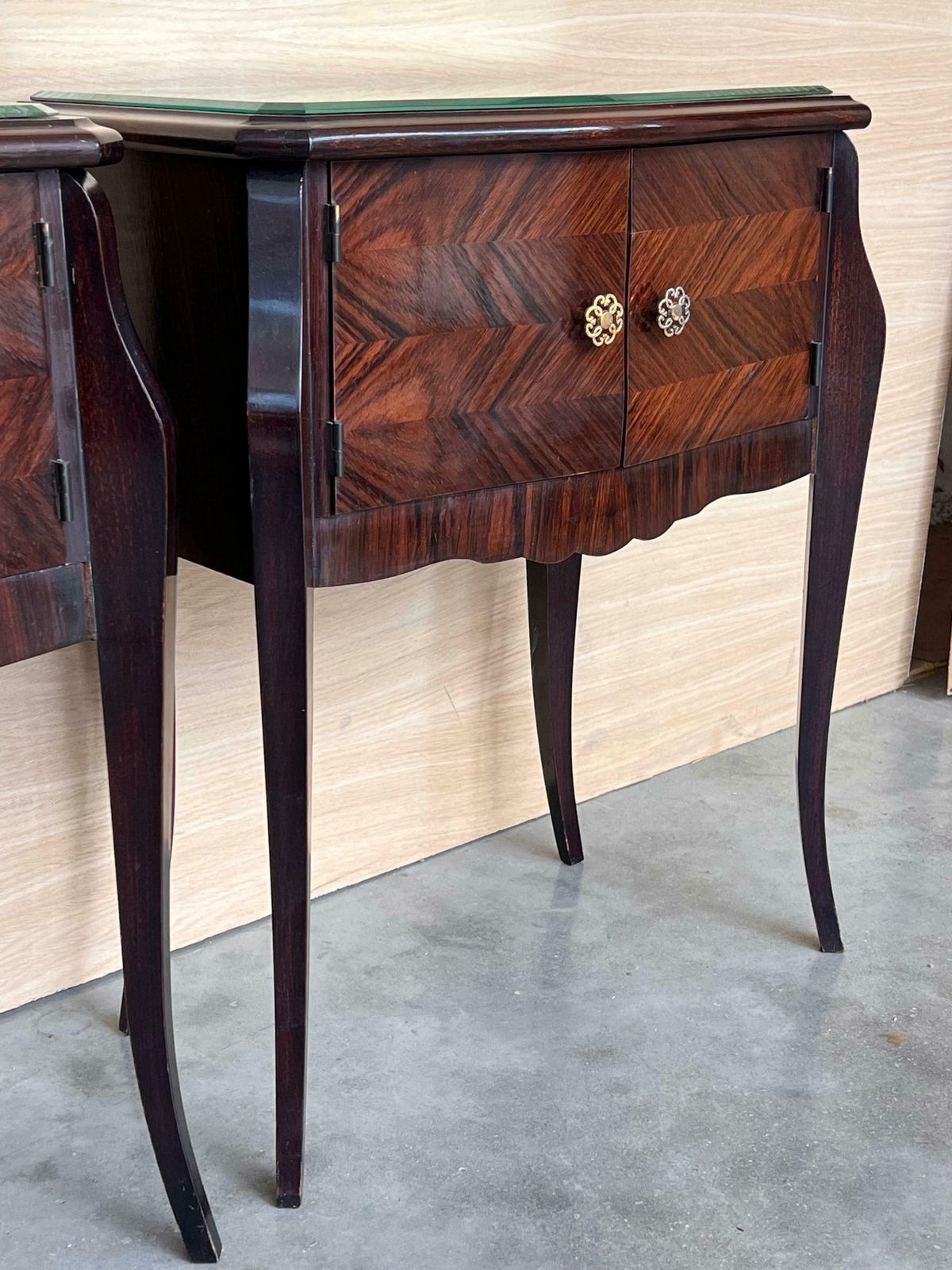 photo for sale Paire de tables de chevet italiennes Art déco en acajou, début du XXe siècle