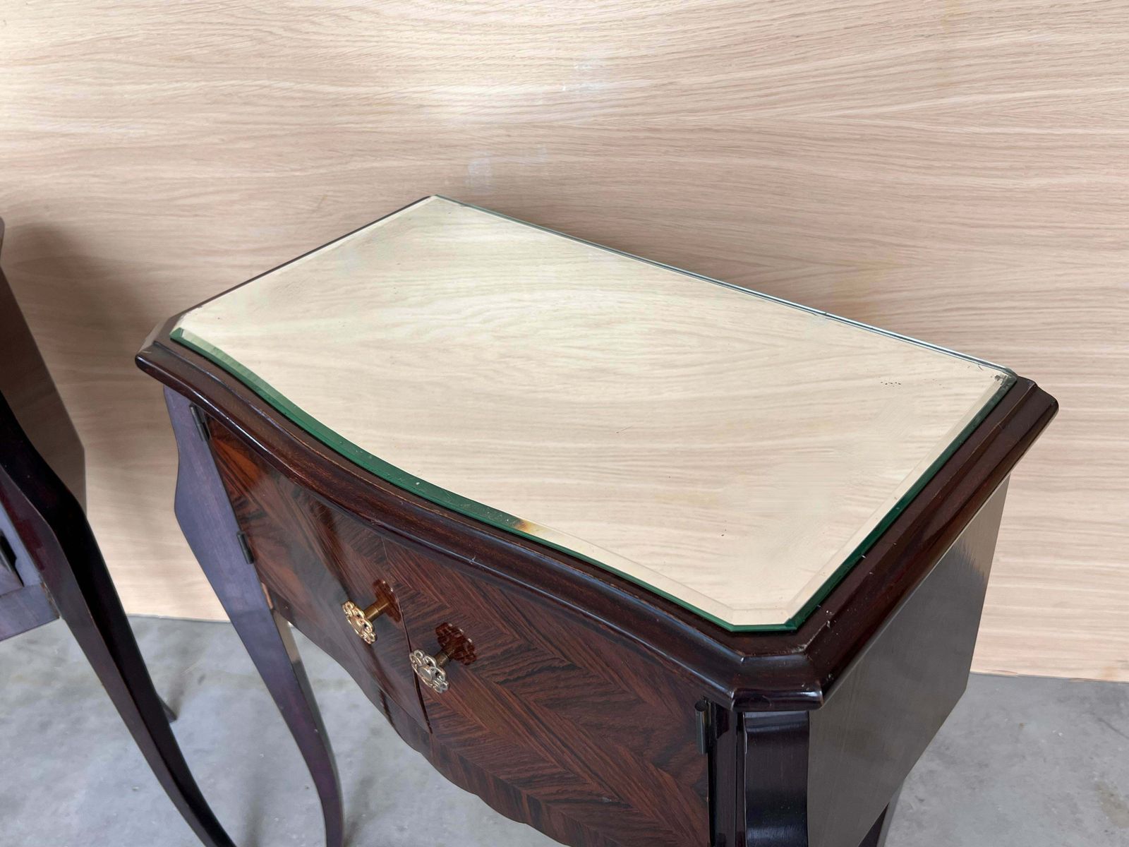 Mobilier Paire de tables de chevet italiennes Art déco en acajou, début du XXe siècle photo