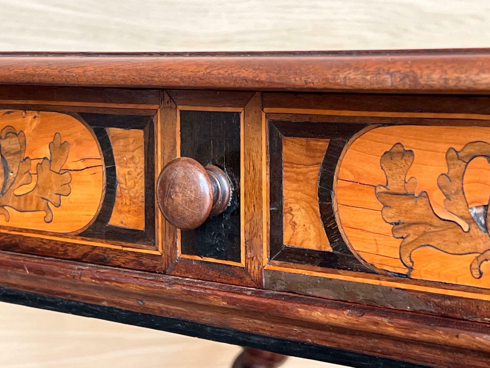 Mobilier Table d'appoint anglaise Charles II en placage d'olivier façon huître, vers 1780 photo