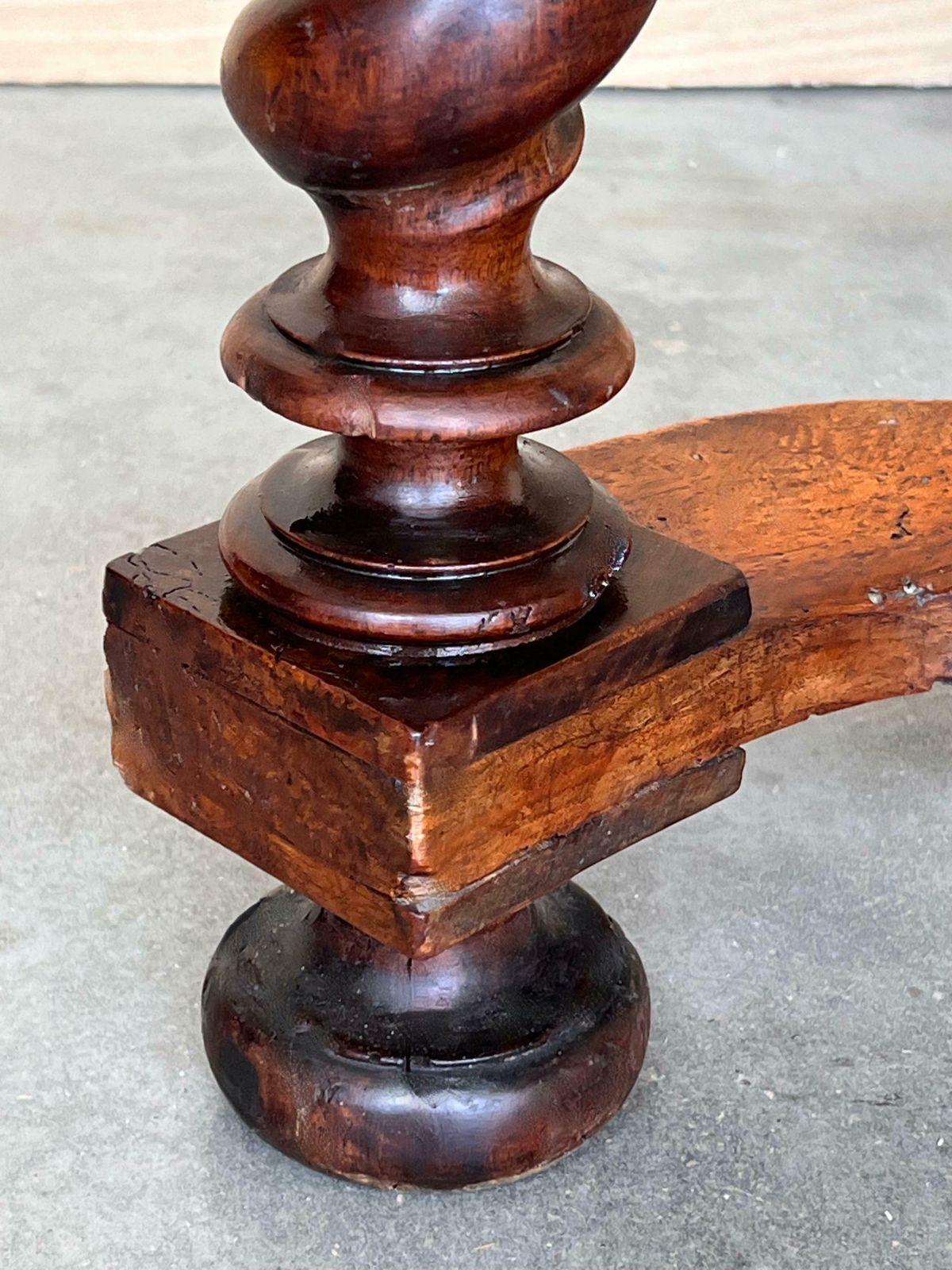 photo buy Table d'appoint anglaise Charles II en placage d'olivier façon huître, vers 1780