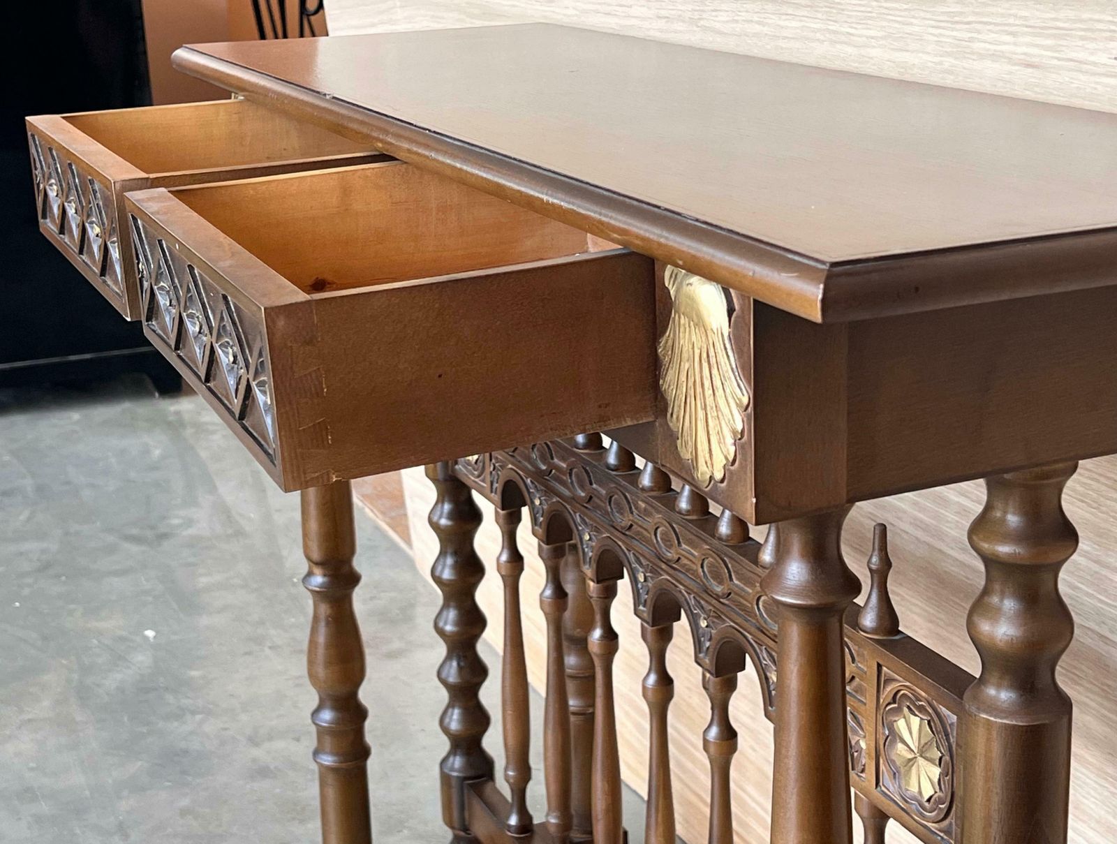 2308.0 Console mid-century Castilian en noyer, deux tiroirs en feuille d'or photo