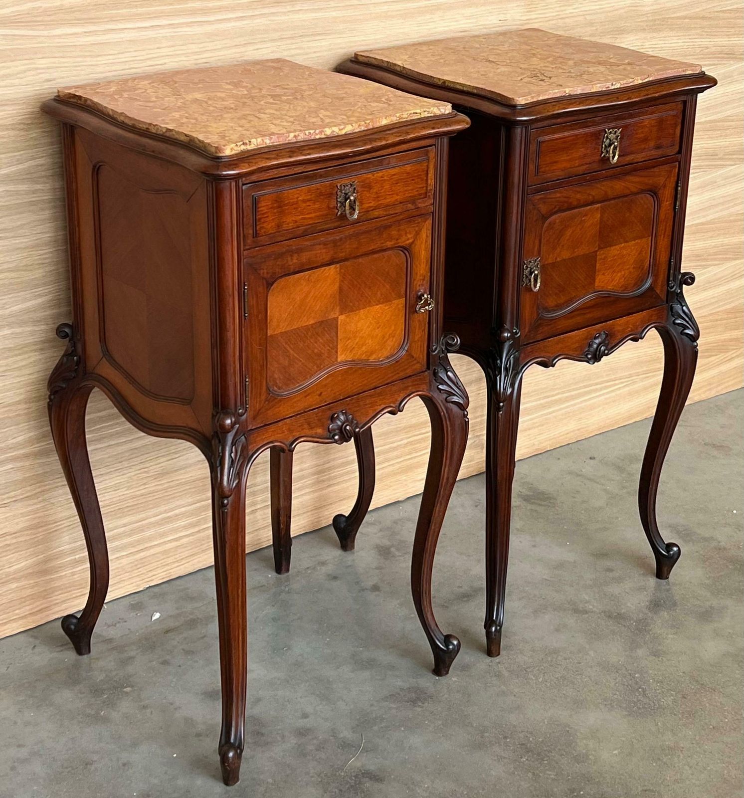 Tables de chevet de style Louis XV en noyer, plateau en marbre, années 1930, lot de 2 photo buy