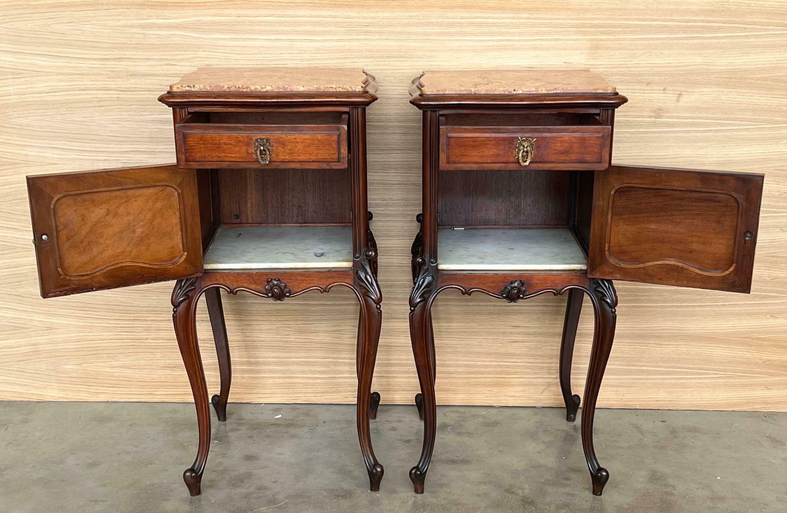 photo for sale Tables de chevet de style Louis XV en noyer, plateau en marbre, années 1930, lot de 2