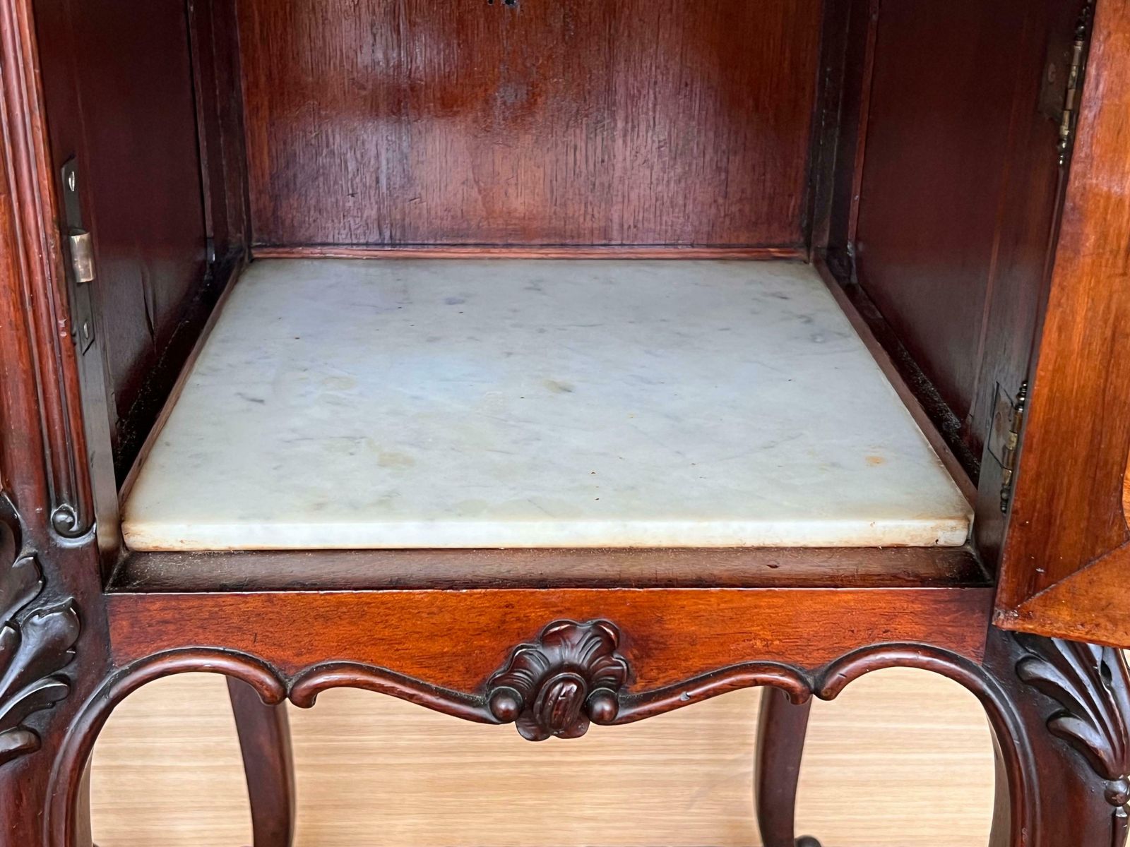 photo vinterior Tables de chevet de style Louis XV en noyer, plateau en marbre, années 1930, lot de 2