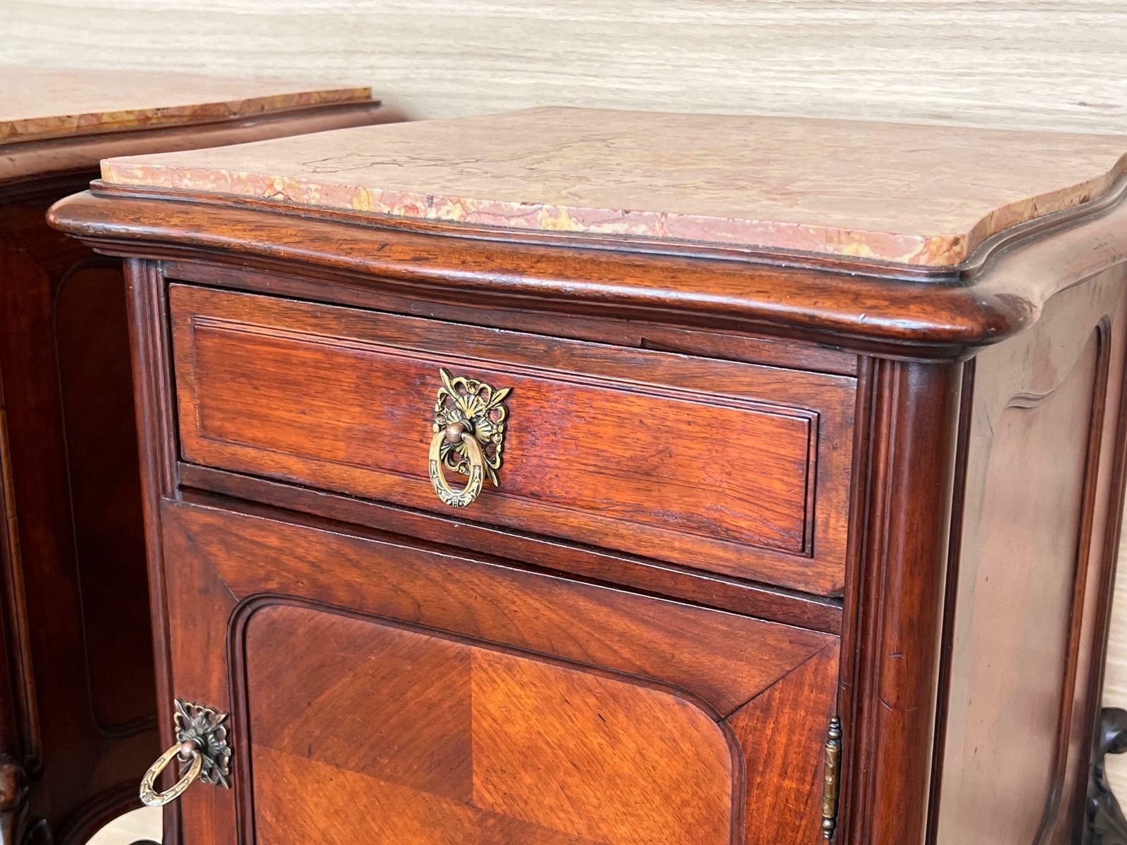 photo buy Tables de chevet de style Louis XV en noyer, plateau en marbre, années 1930, lot de 2
