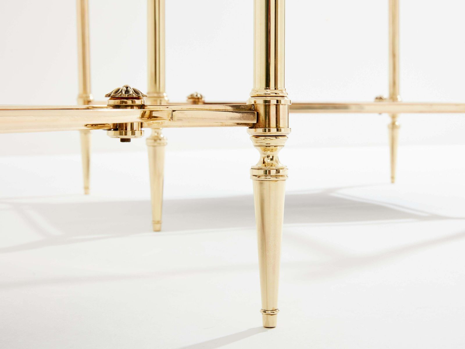 Mobilier Tables d'appoint Maison Jansen à deux plateaux en laiton et verre opaline, années 1970 photo