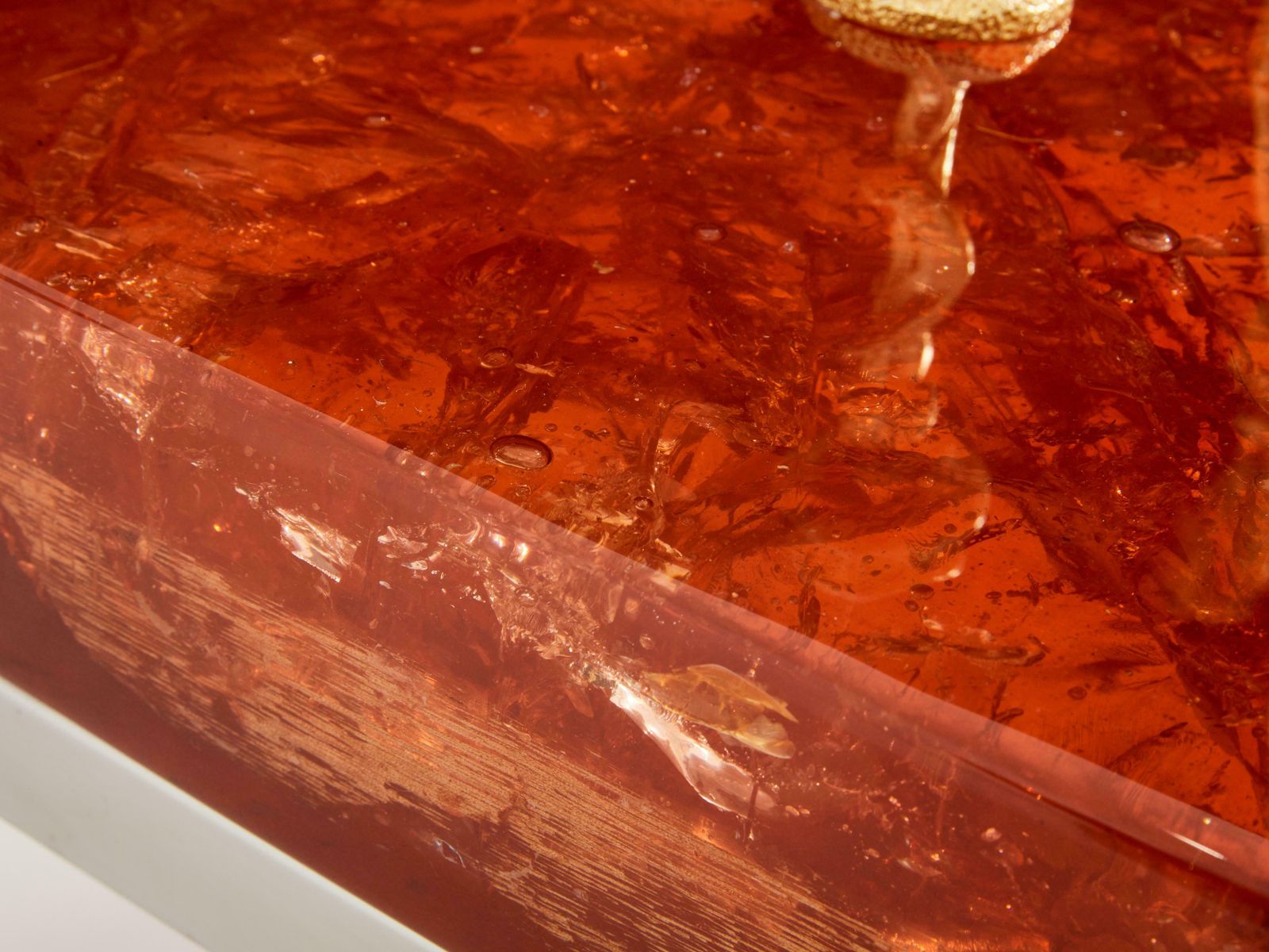 photo furniture Table basse Marie Claude De Fouquières en résine fractale orange, années 1970