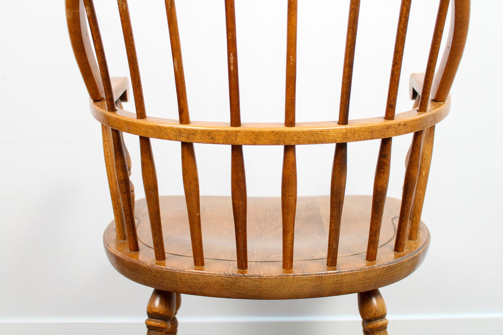 photo vintage A Pair Of Vintage Mid Century Windor Chairs By Kli Logatec Yugoslavia Ercol Era