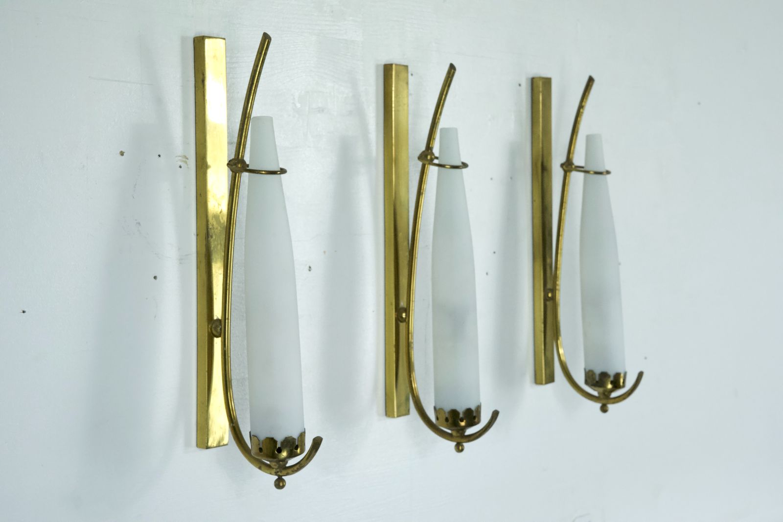 photo furniture Set Of Three Sconces In Brass And Triplex Opaline Glass In Arredoluce Manner. Italy 1950s