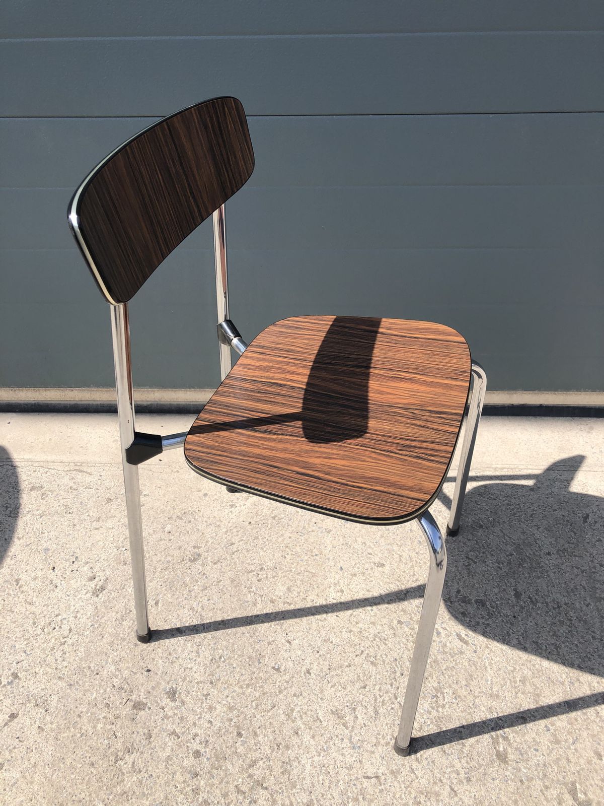 photo vinterior A Set Of Four Retro Formica Dining Chairs