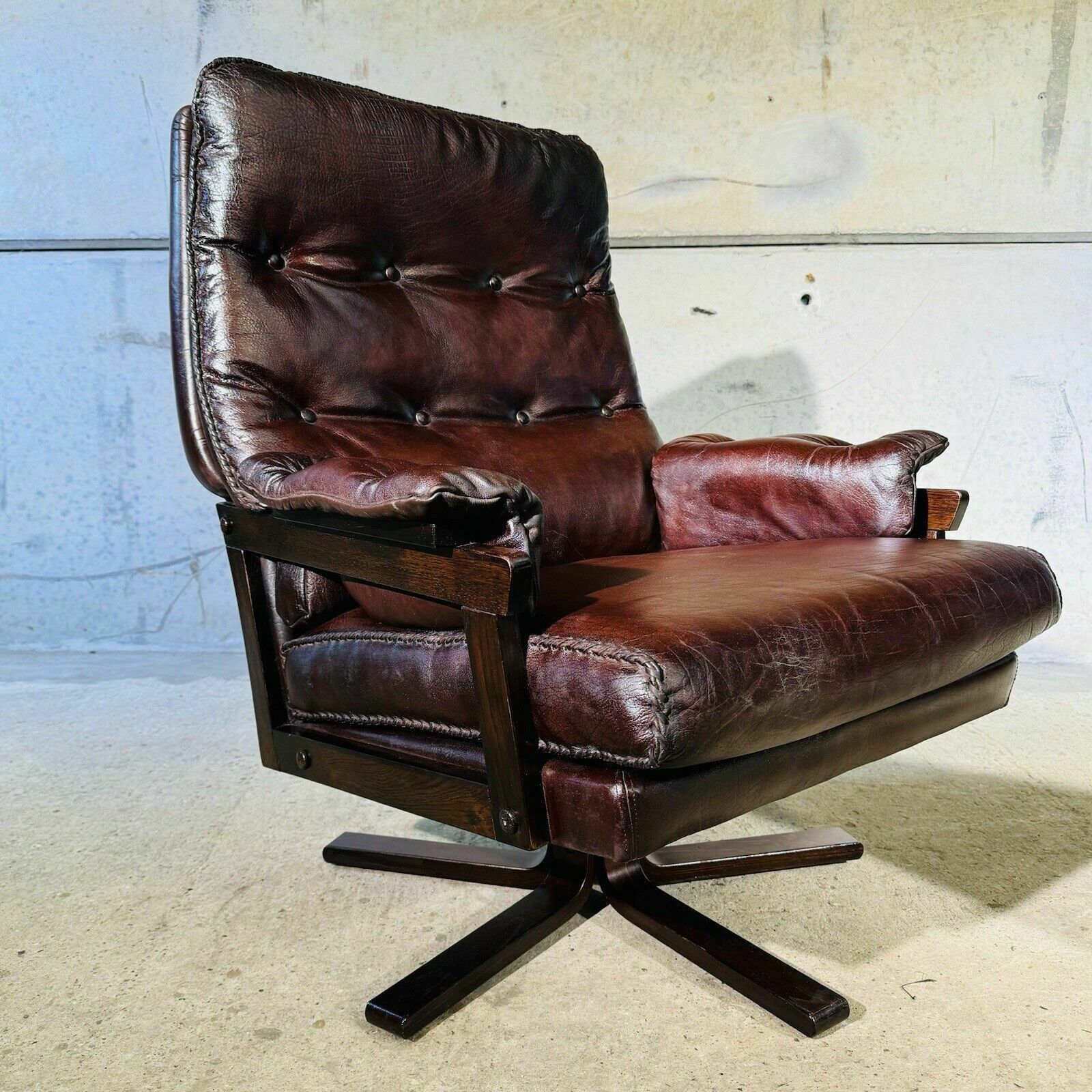 1 Of 2 Beautiful 70s Vintage Danish Chestnut Leather Swivel Chair photo Furniture