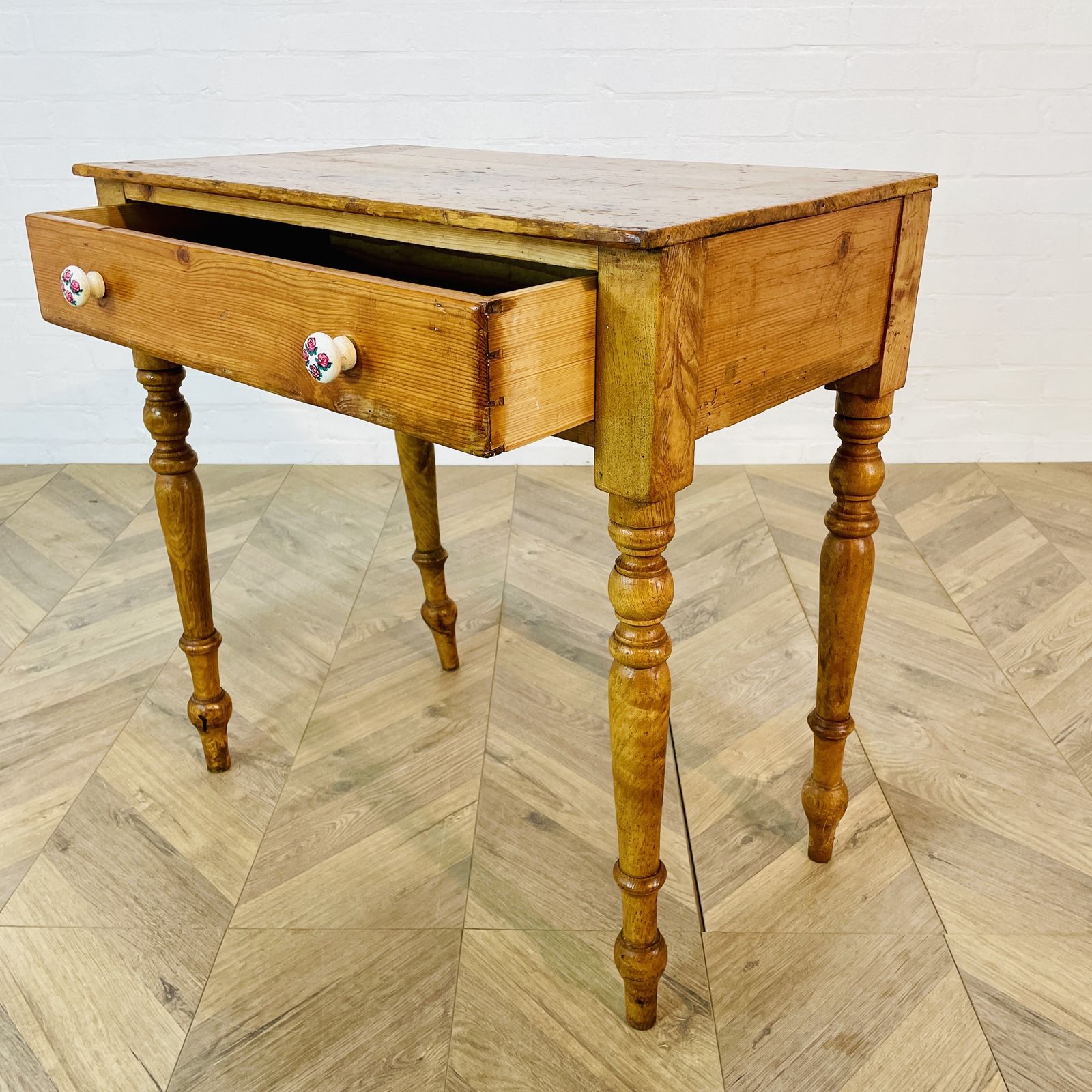photo vinterior Antique English Pine Desk, C1900s
