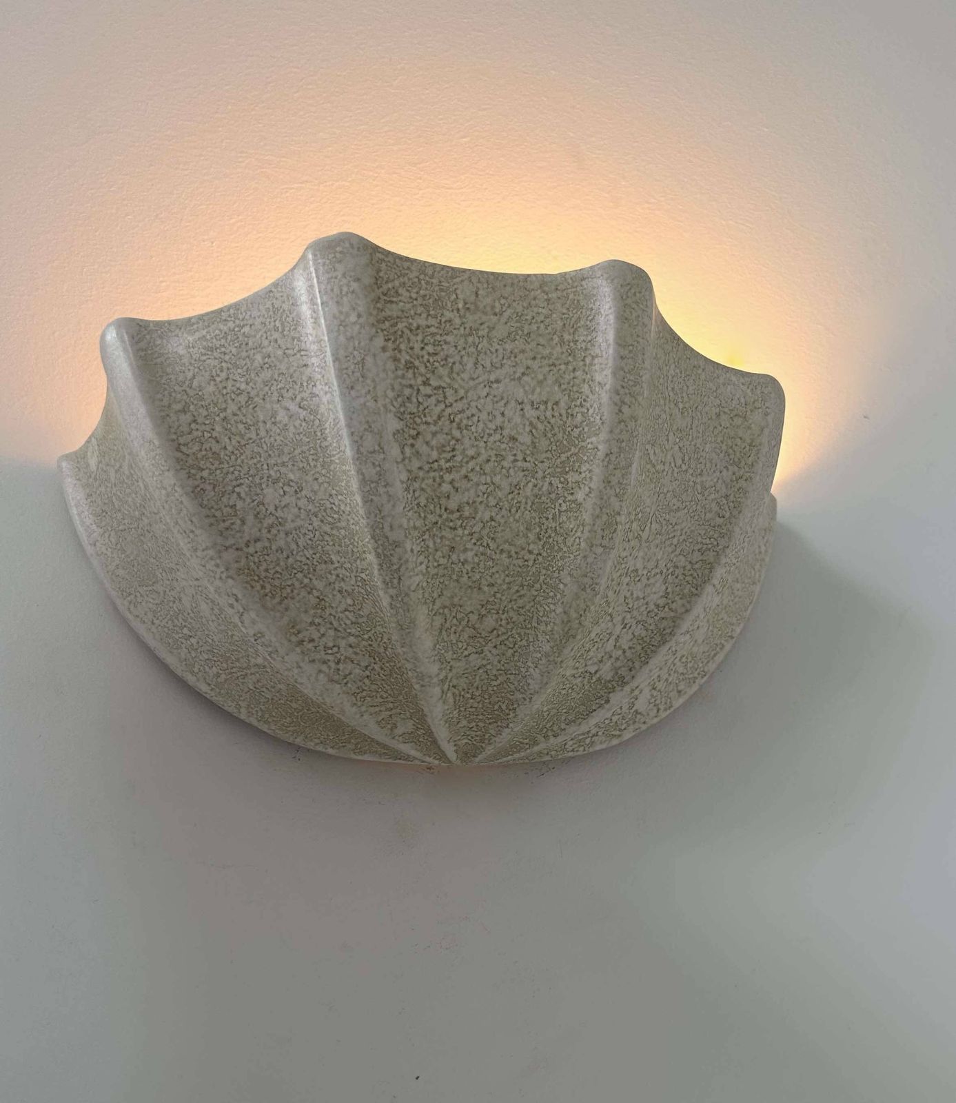 Vintage Porcelain Shell Wall Light, Speckled Beige, France 1960 photo vinterior