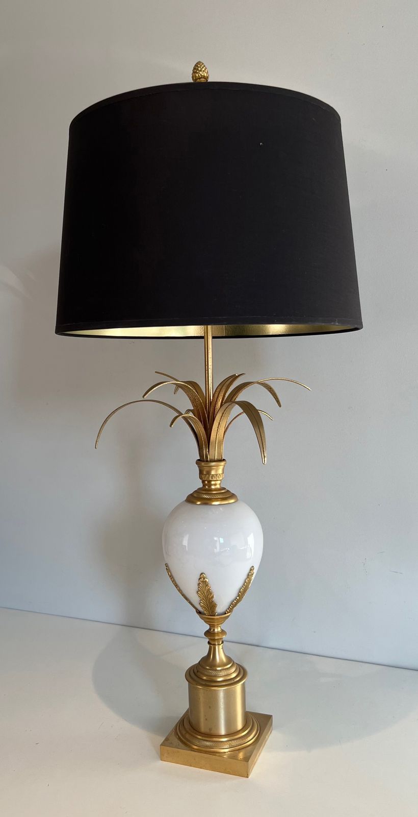 Lampe Oeuf D'autruche En Opaline Blanche Et Nickel Doré Dans Le Goût De La Maison Charles photo furniture
