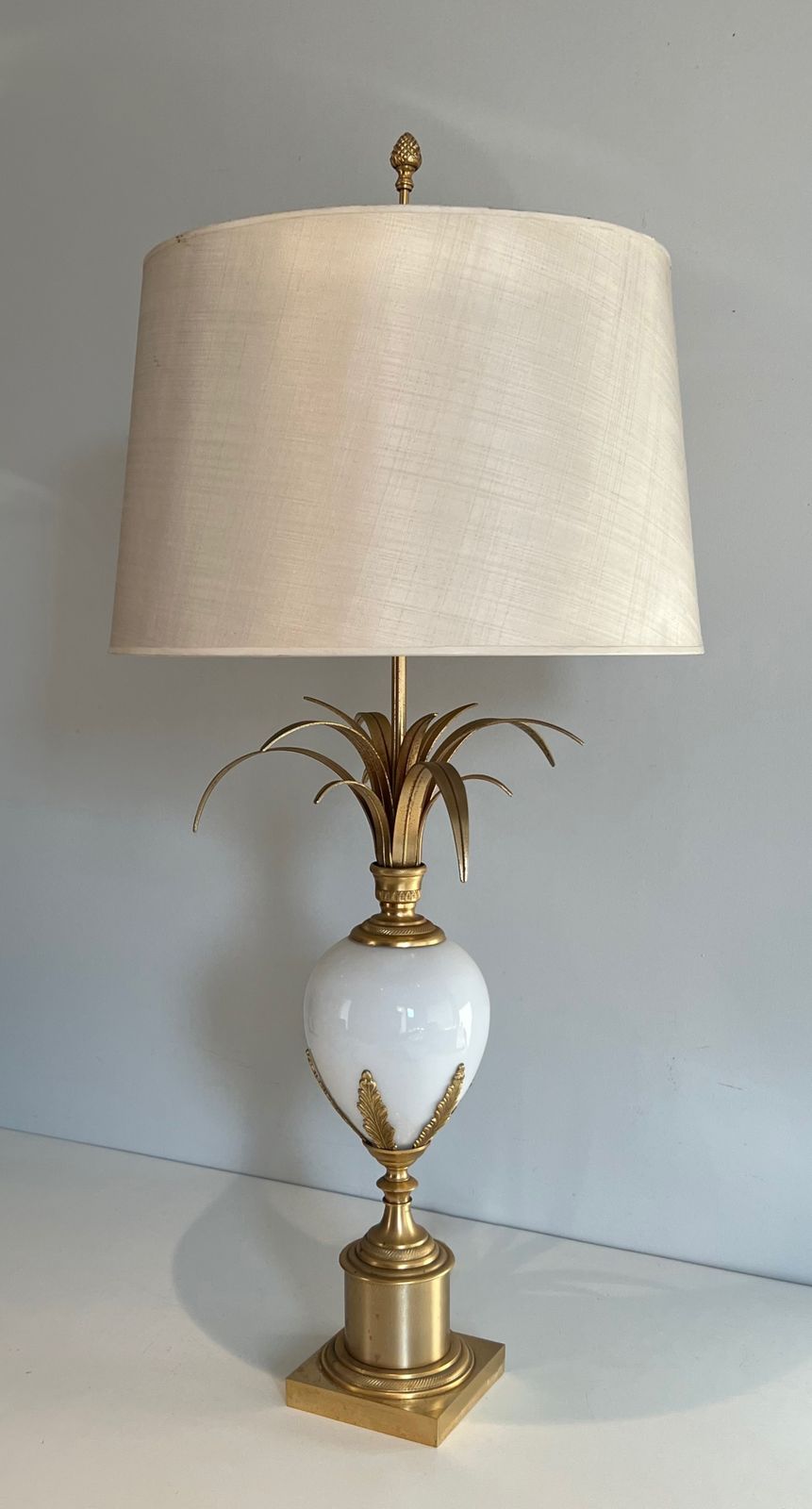Lampe Oeuf D'autruche En Opaline Blanche Et Nickel Doré Dans Le Goût De La Maison Charles photo Lighting