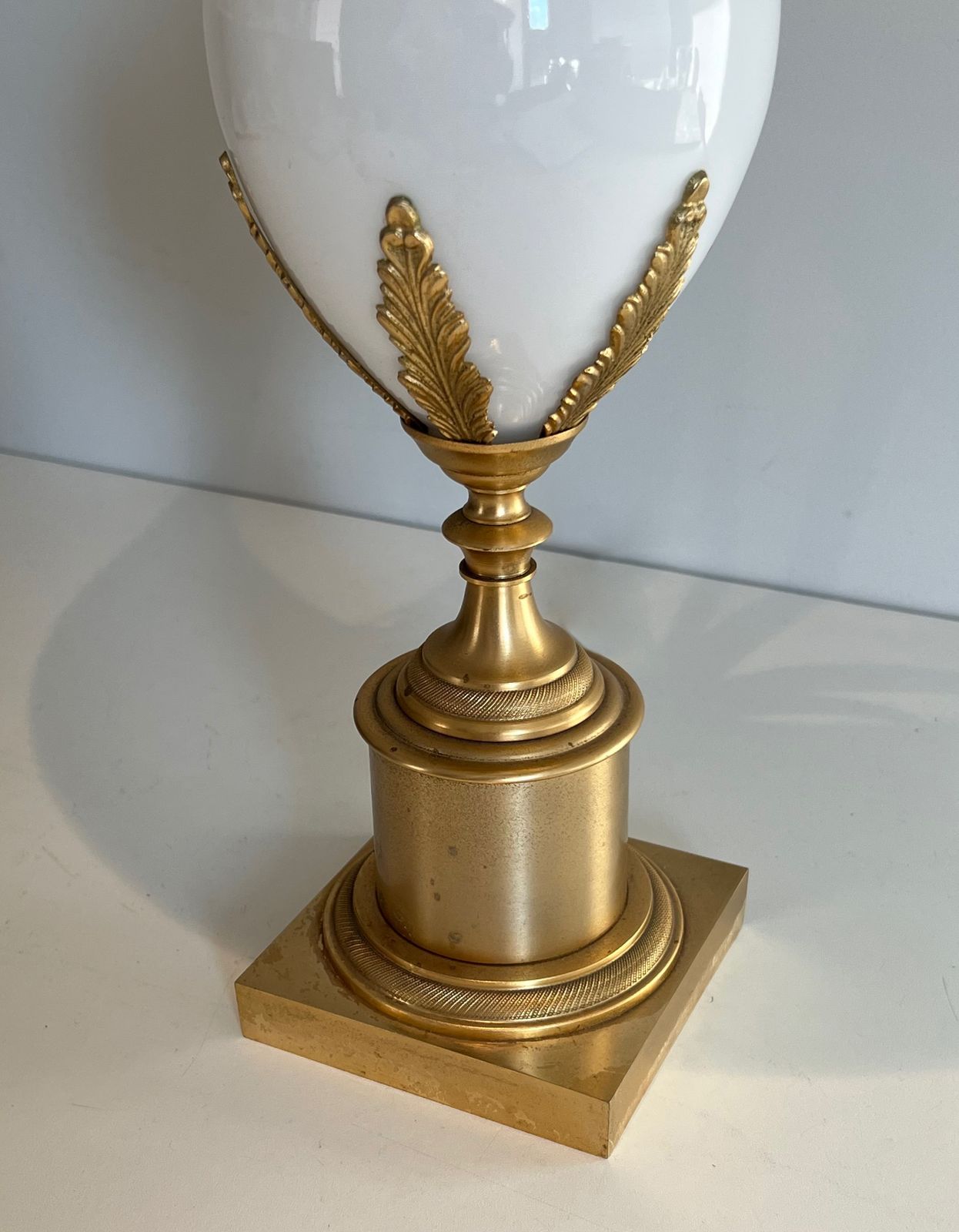 photo furniture Lampe Oeuf D'autruche En Opaline Blanche Et Nickel Doré Dans Le Goût De La Maison Charles