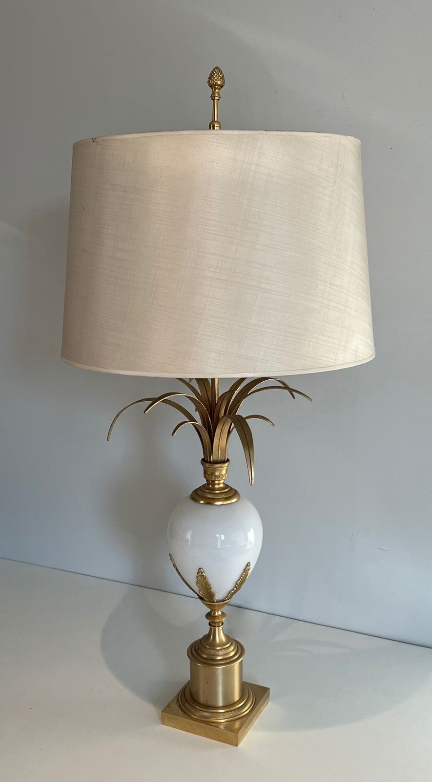 photo for sale Lampe Oeuf D'autruche En Opaline Blanche Et Nickel Doré Dans Le Goût De La Maison Charles