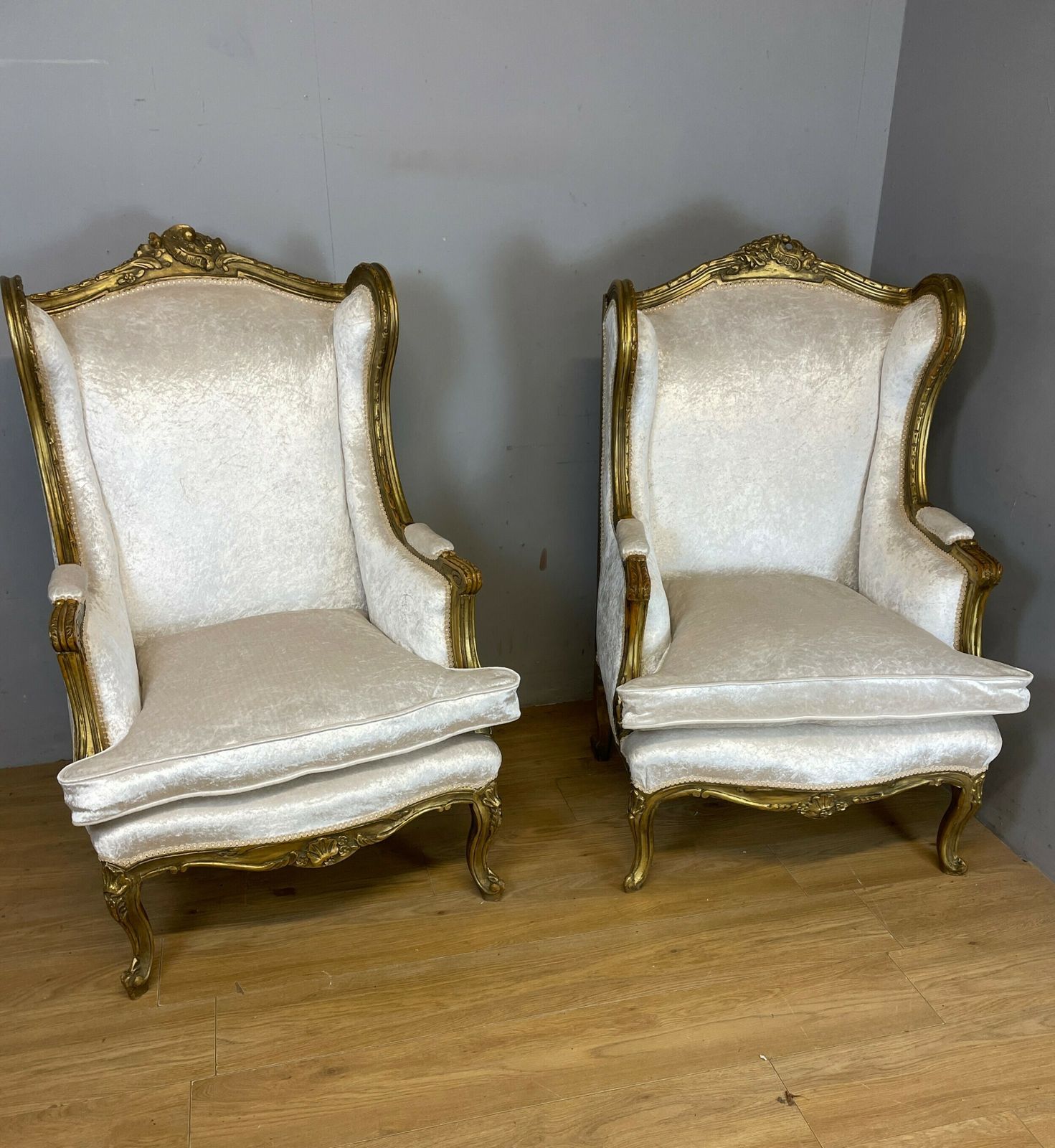 photo vinterior Early C20th Pair Of Carved And Gilded French Winged Armchairs