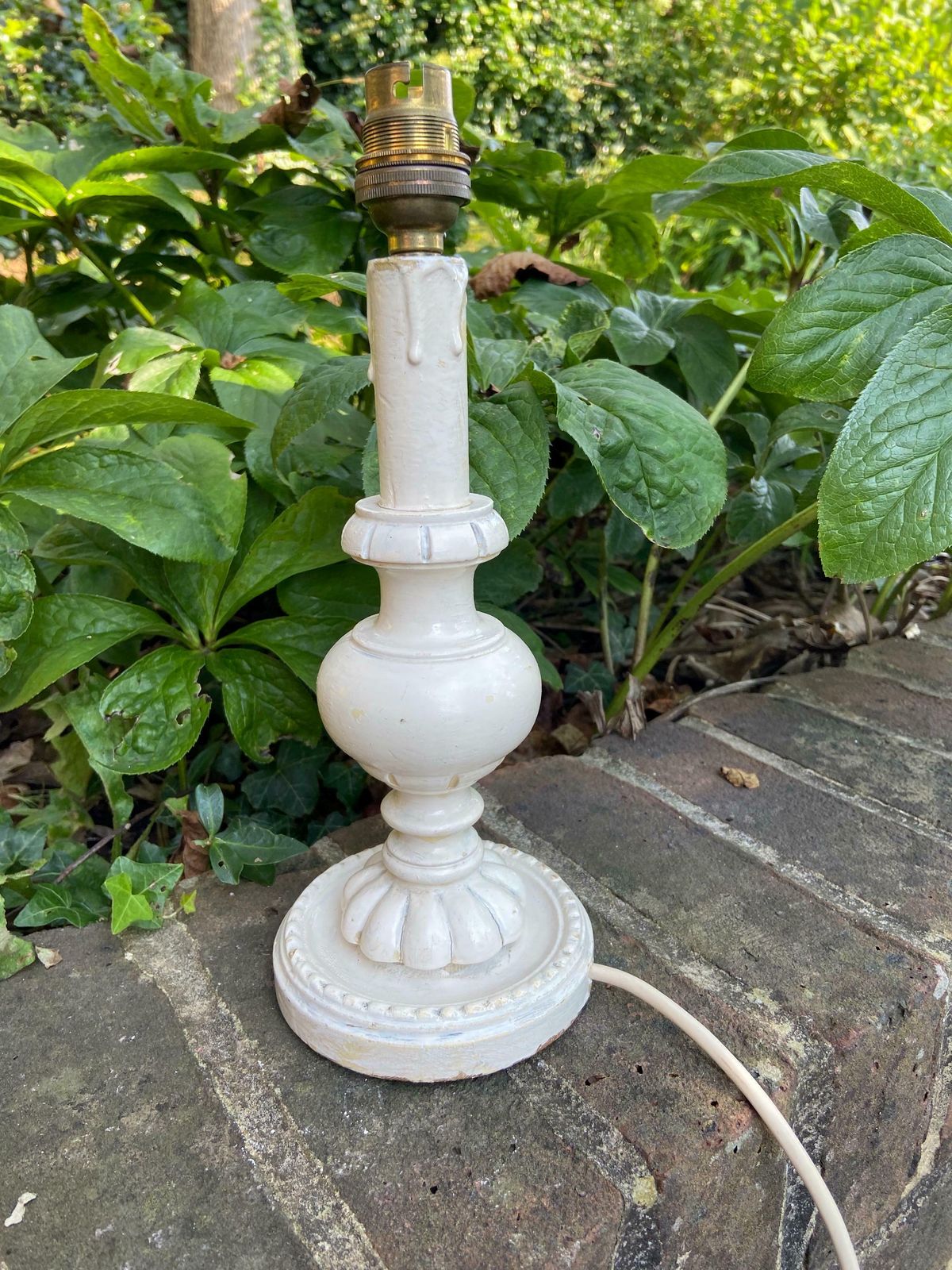 photo furniture Vintage French White Painted Table Lamp, Retro Table Lamp   Working