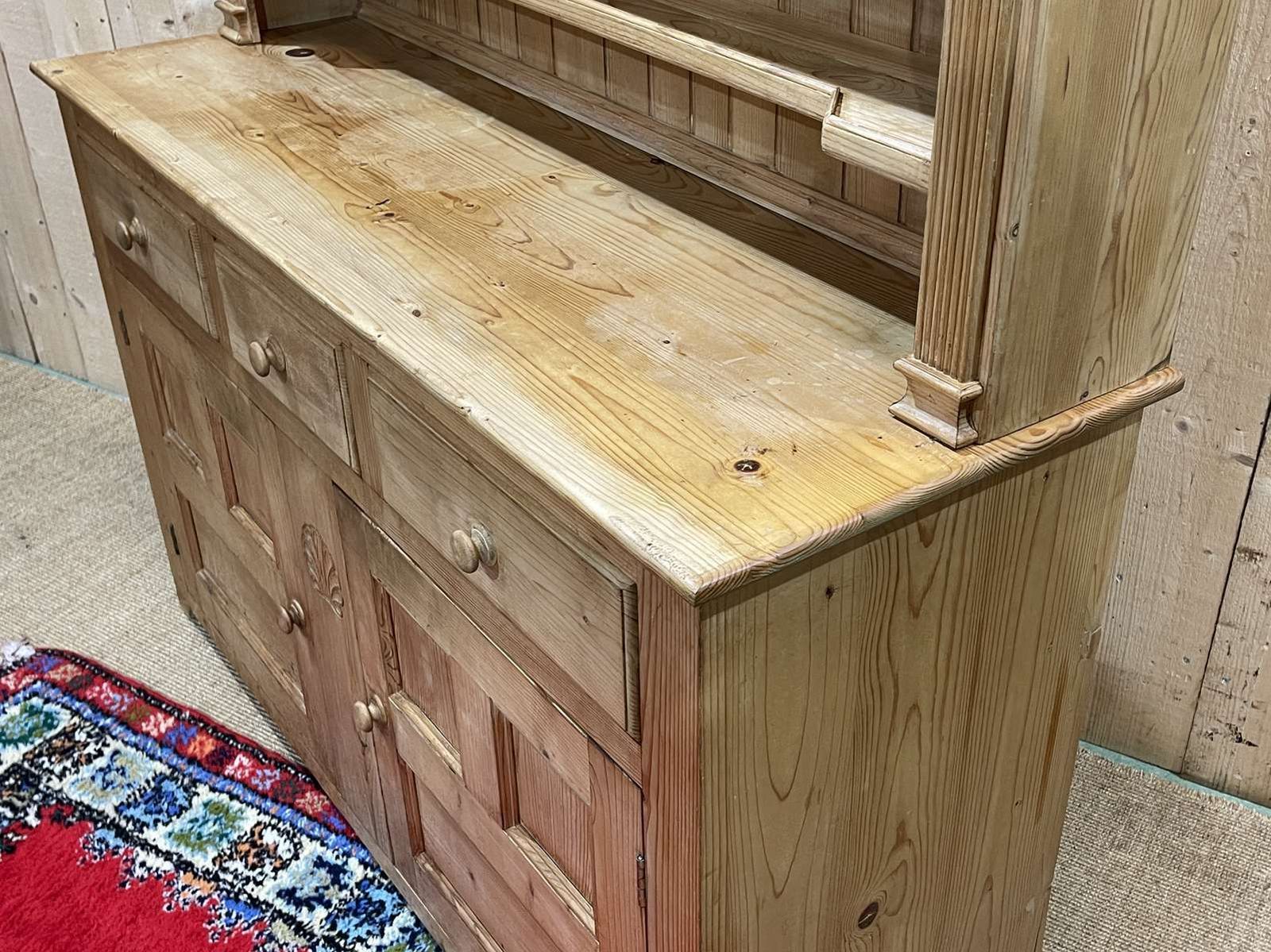 photo vinterior English Fir Dresser From The 1950s