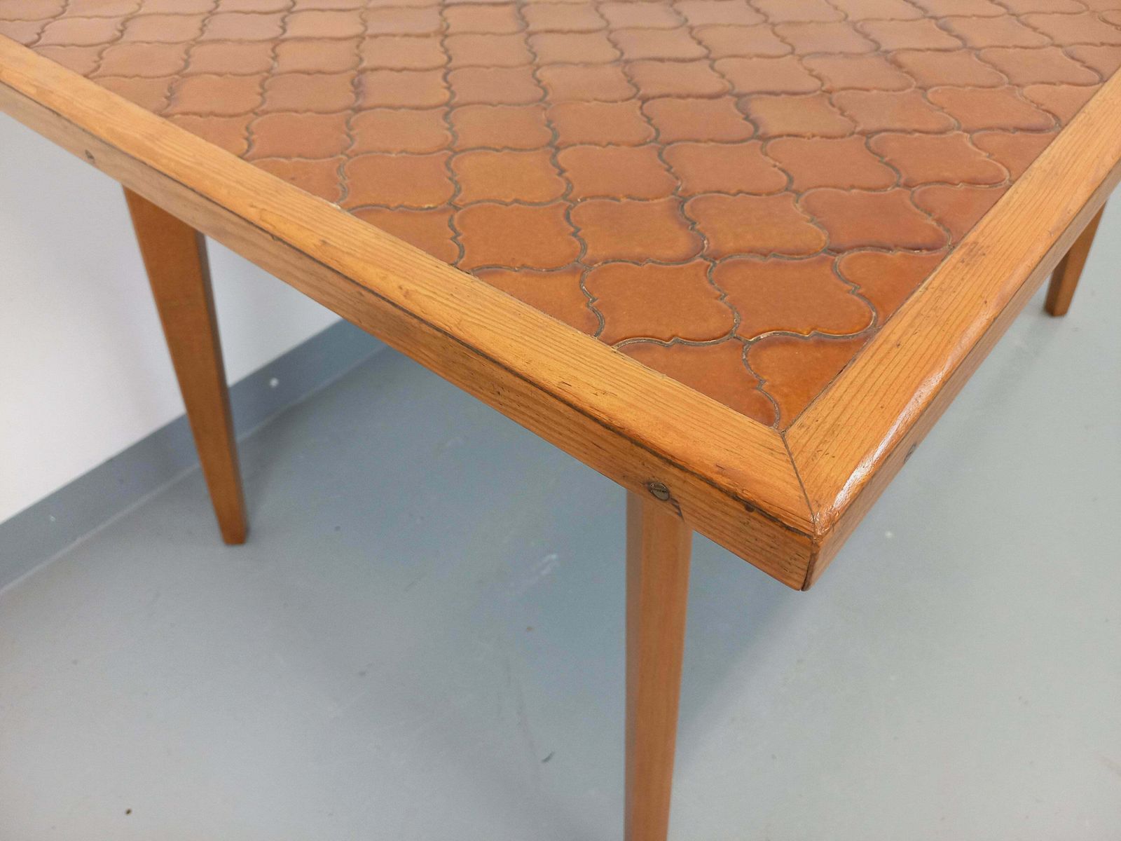 photo furniture Table rectangulaire en bois et céramique