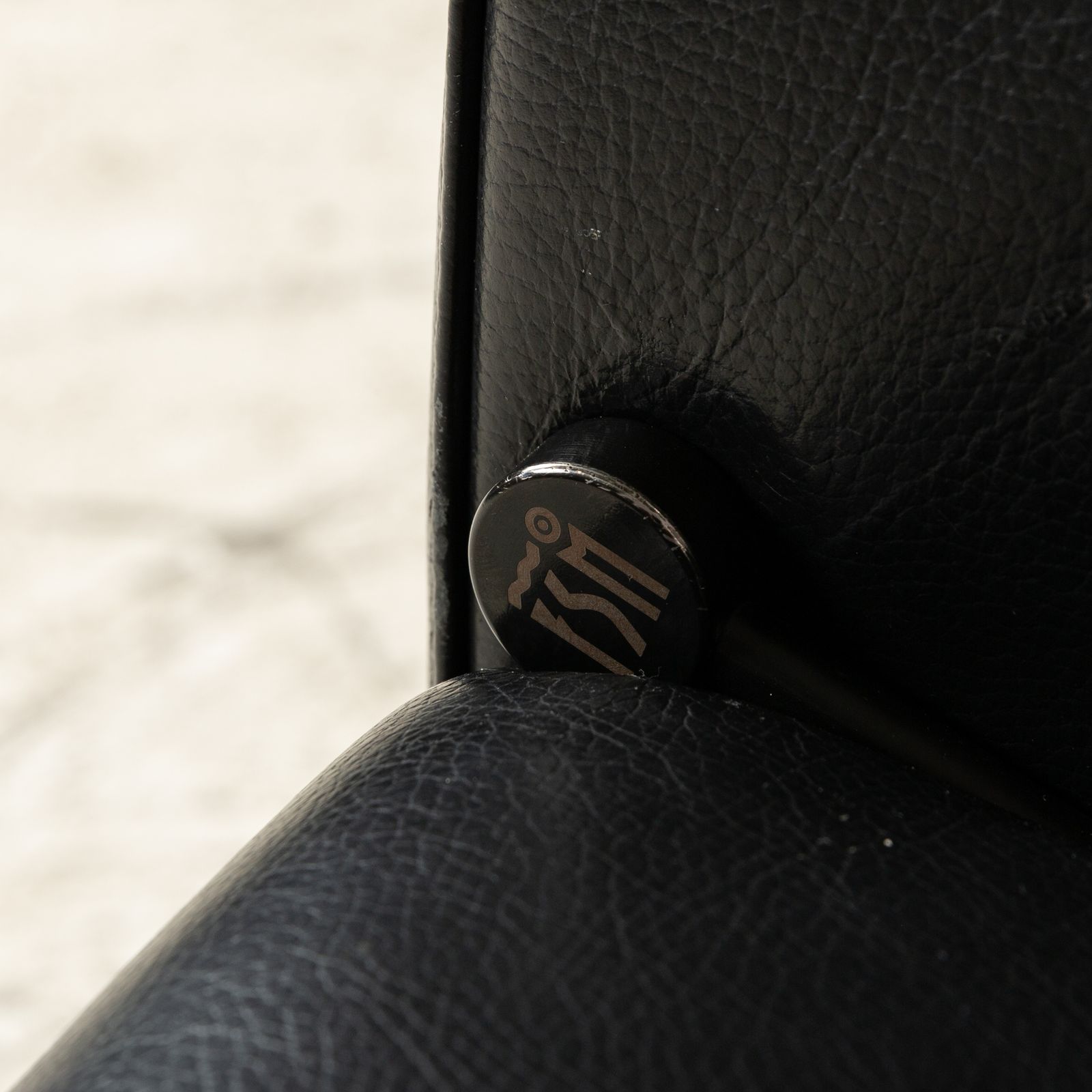 Fauteuil FSM Sesame en cuir noir, fonction relaxation manuelle photo buy