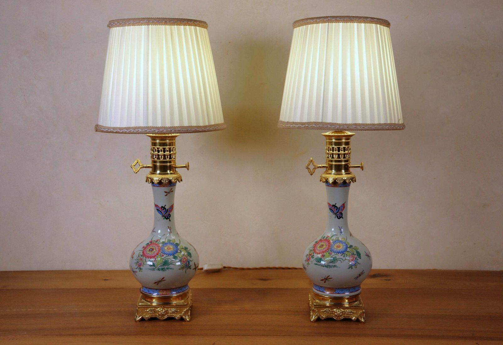 Pair Of Porcelain Chinoiserie Napoleon III Style Table Or Desk Lamps (St.184)