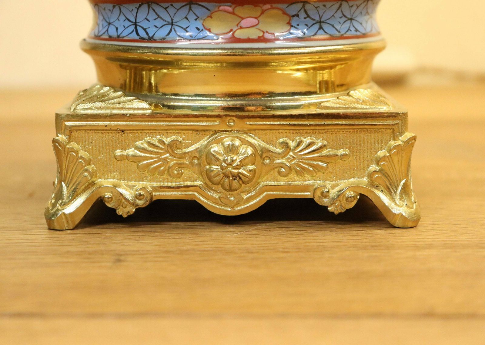 photo furniture Pair Of Porcelain Chinoiserie Napoleon III Style Table Or Desk Lamps (St.184)