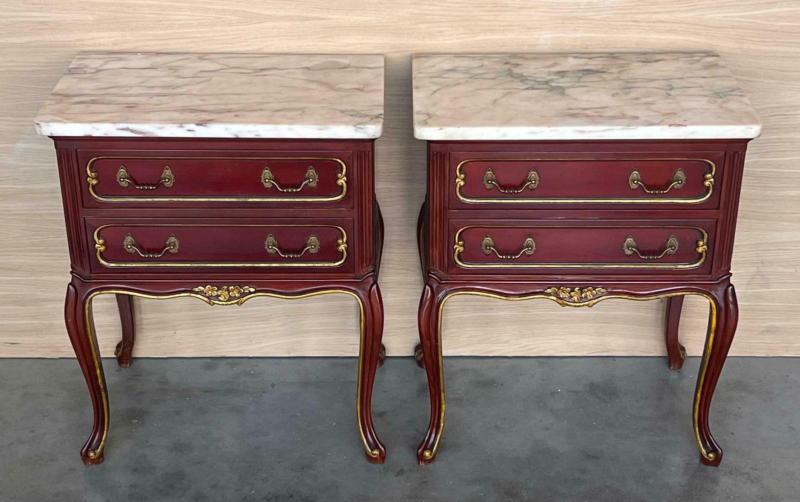 Paire de tables de chevet espagnoles en bois rouge framboise à deux tiroirs, XXe siècle photo for sale