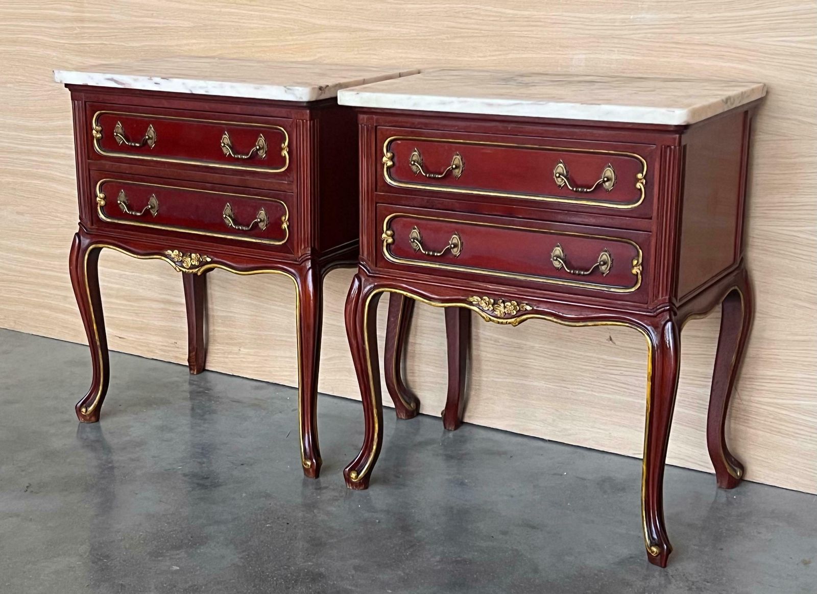 Paire de tables de chevet espagnoles en bois rouge framboise à deux tiroirs, XXe siècle photo Mobilier