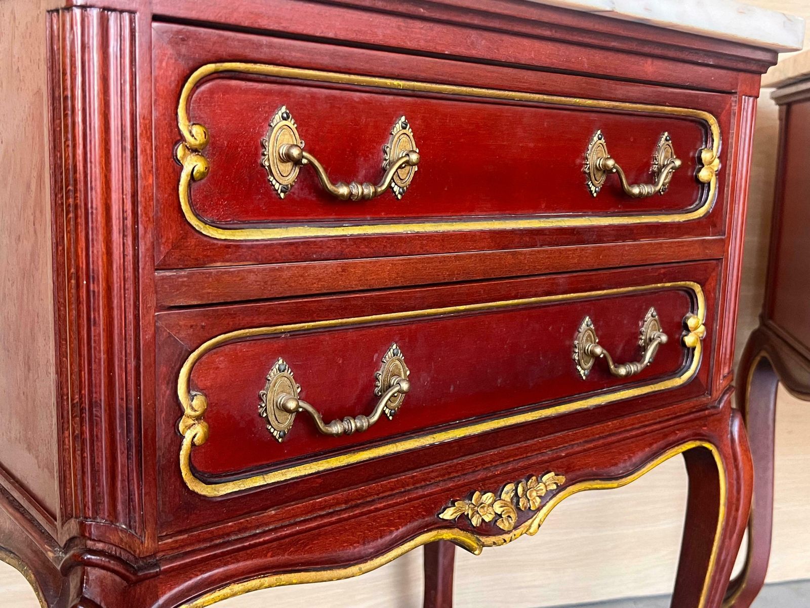 photo furniture Paire de tables de chevet espagnoles en bois rouge framboise à deux tiroirs, XXe siècle