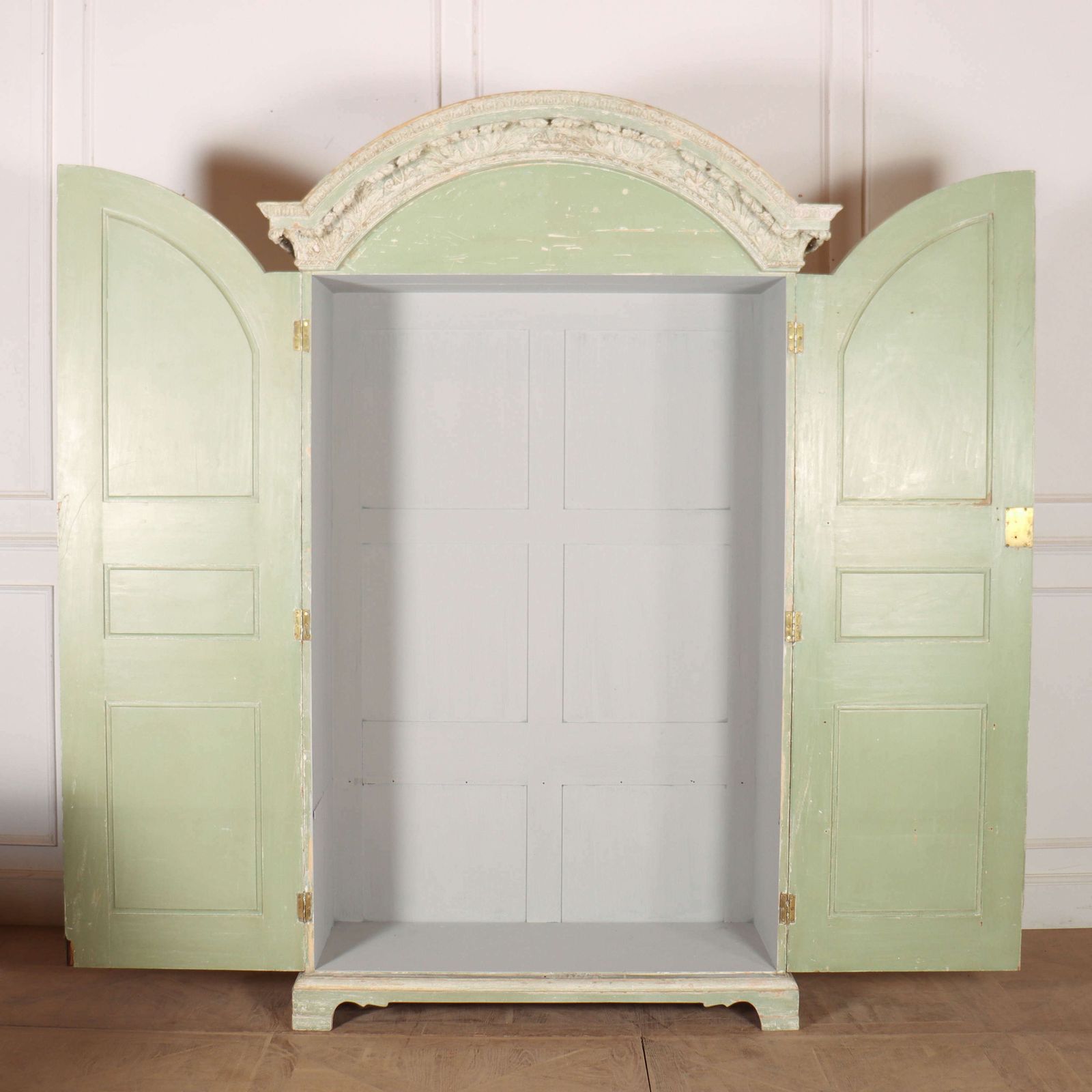 5940.0 19th Century Original Painted Wardrobe photo