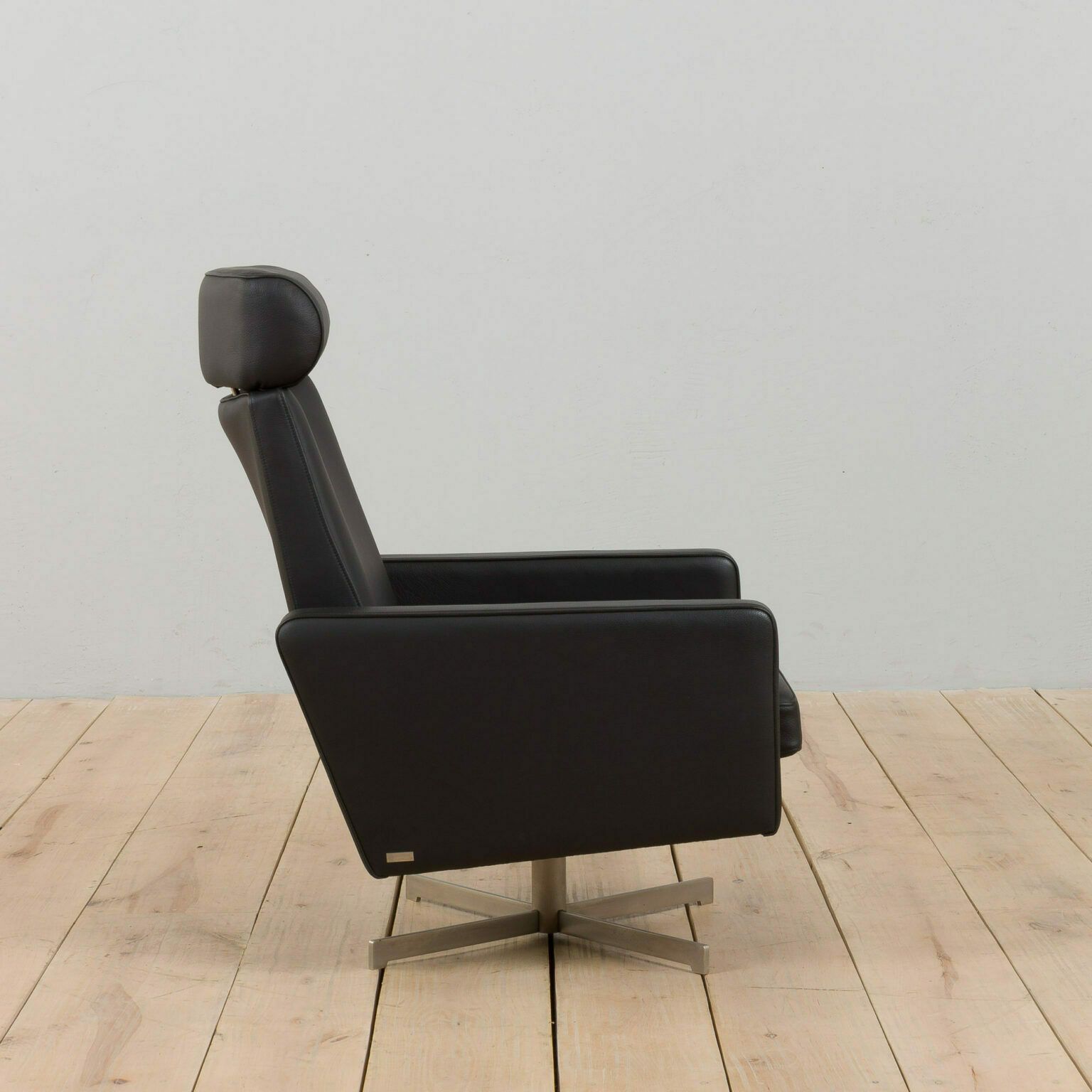 Pair Of Skipper Danish Mid Century Recliner Black Leather Lounge Chairs, 1980s photo 1797.0