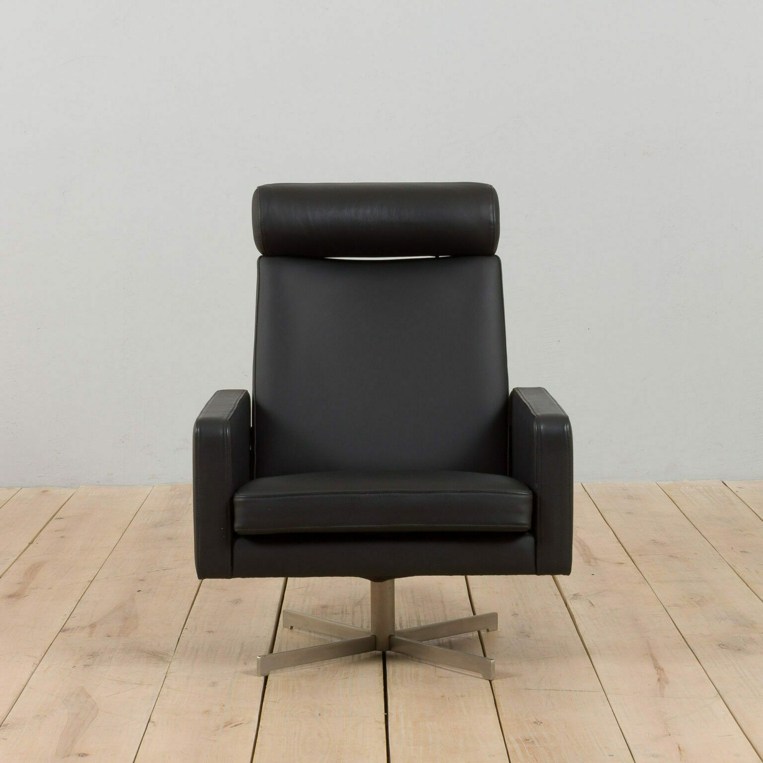 Furniture Pair Of Skipper Danish Mid Century Recliner Black Leather Lounge Chairs, 1980s photo