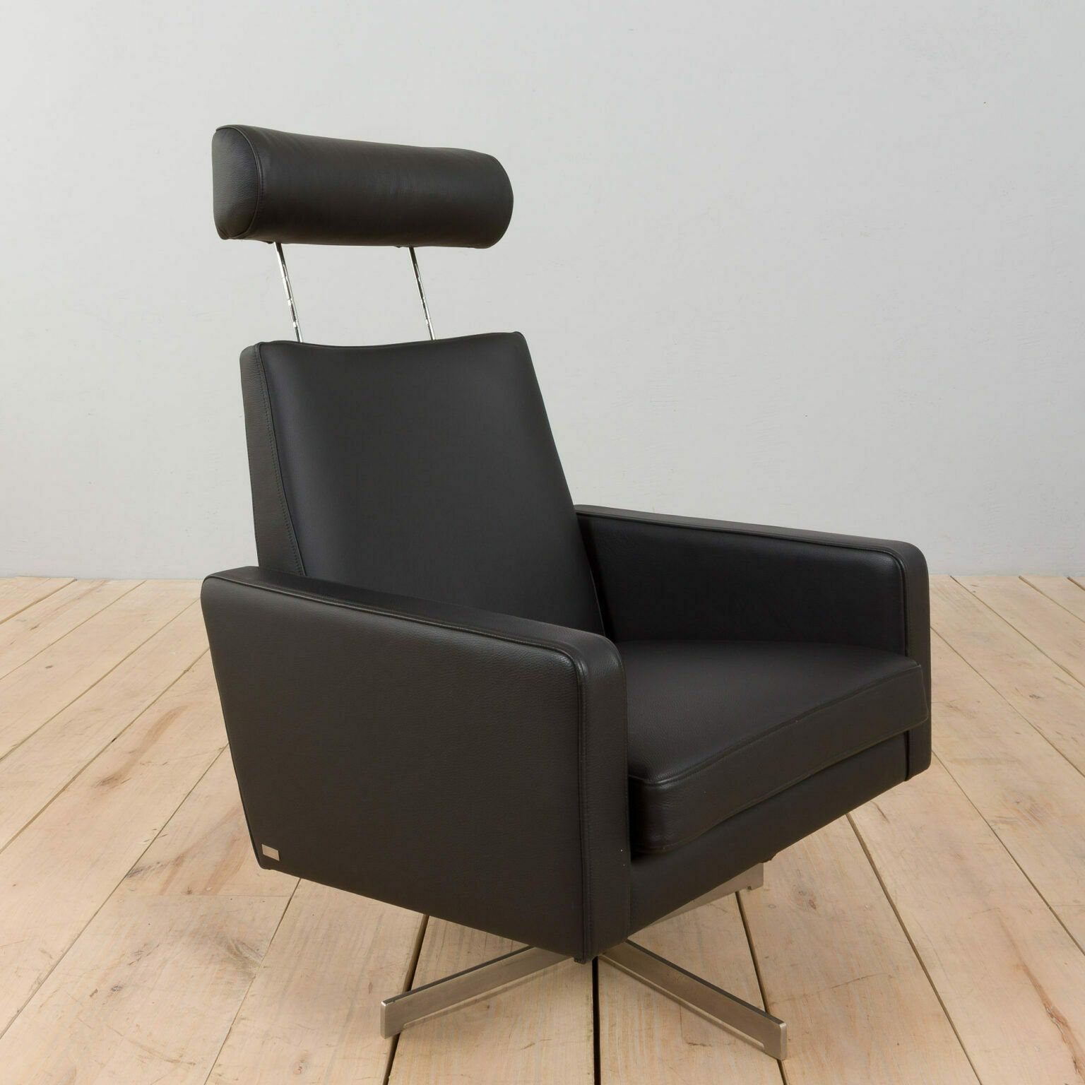 photo vinterior Pair Of Skipper Danish Mid Century Recliner Black Leather Lounge Chairs, 1980s