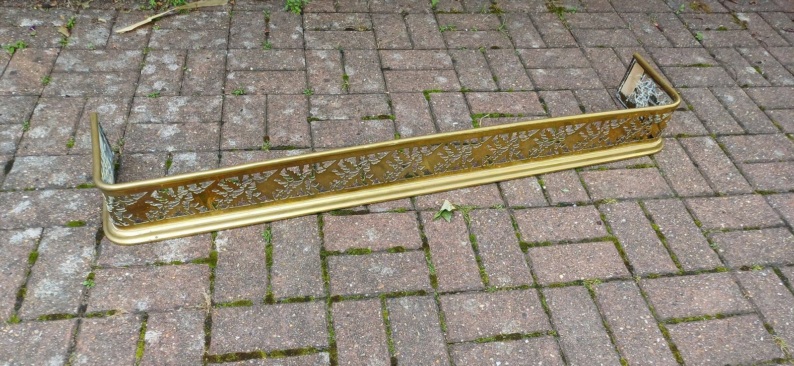 Superb Vintage Victorian Brass Fireplace Fender Guard In Excellent Condition photo furniture