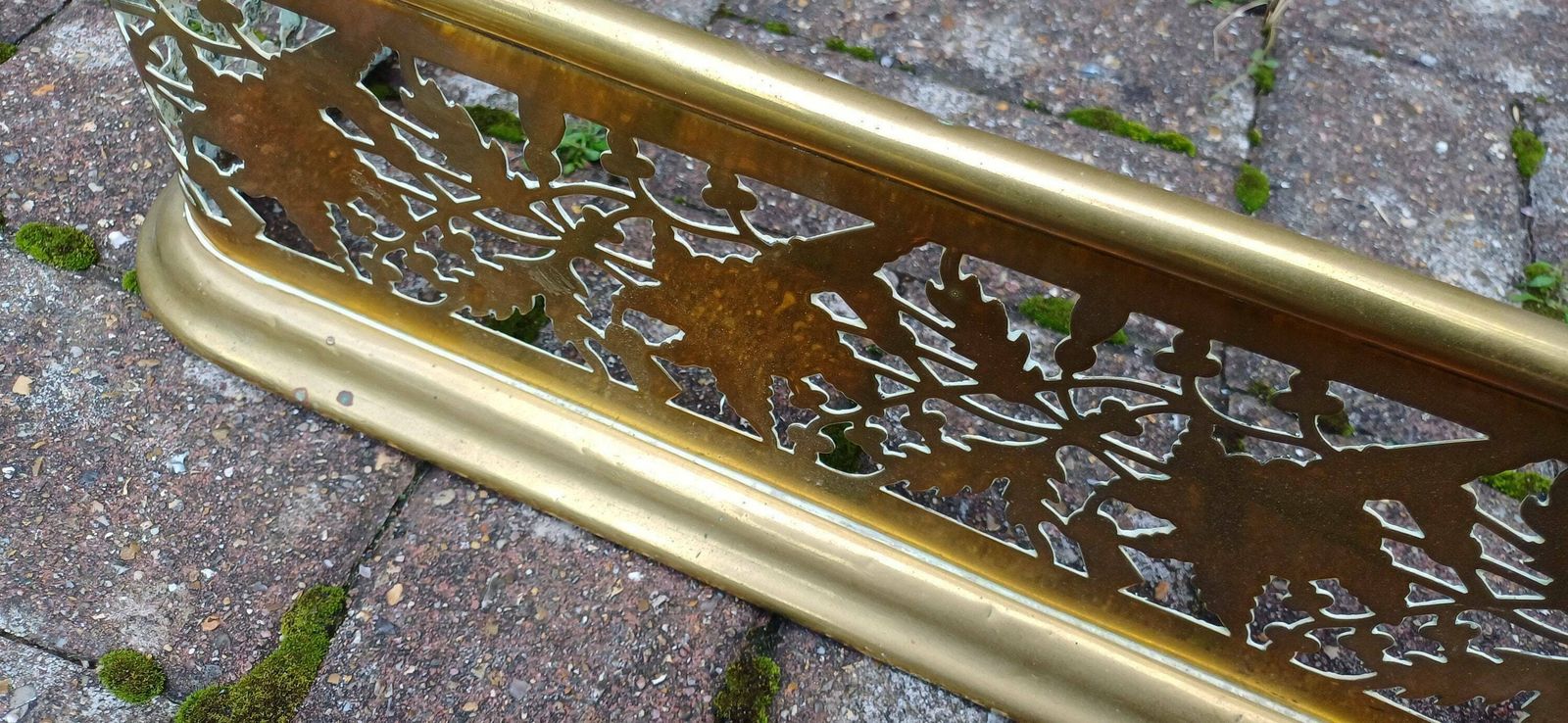 photo furniture Superb Vintage Victorian Brass Fireplace Fender Guard In Excellent Condition