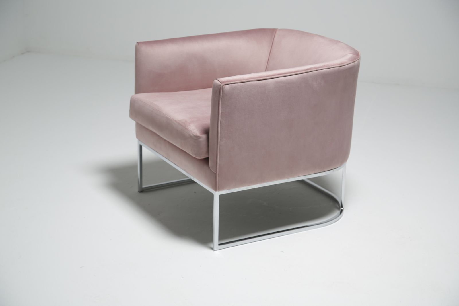 photo vinterior Mid Century Pink Velvet And Chrome Tub Armchair