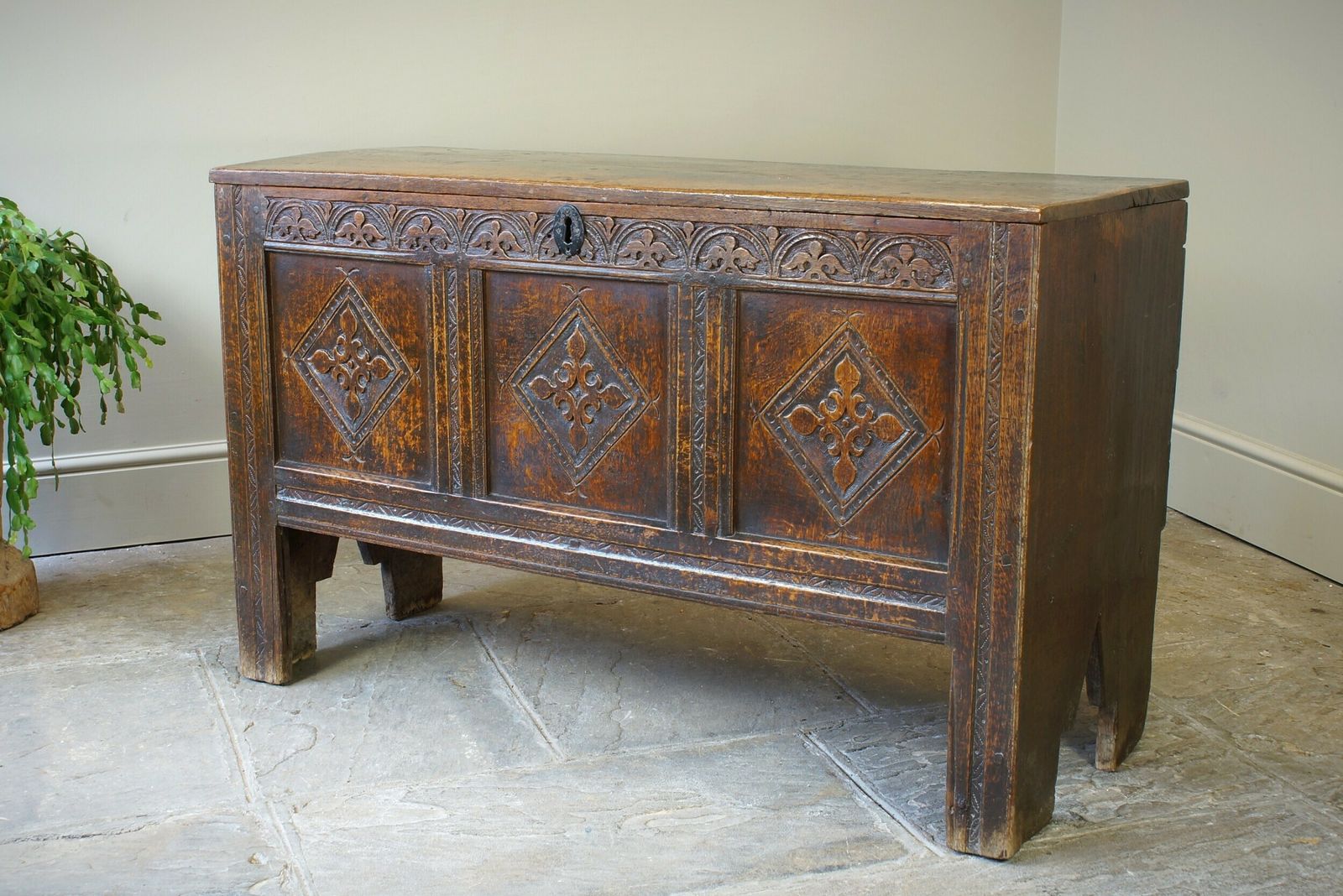 17th Century Oak Coffer. photo vinterior