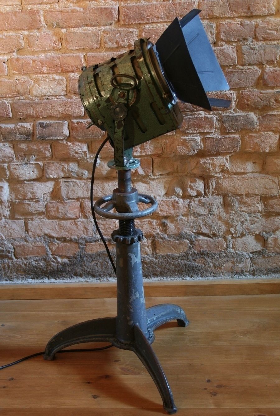 Theater And Film Spotlight Model 150 photo Lighting