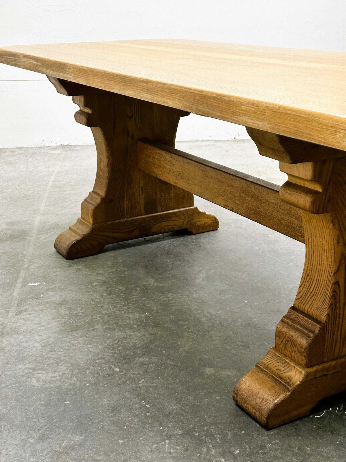photo furniture Grote Franse Kloostertafel In Blonde Eik, Jaren 1940.