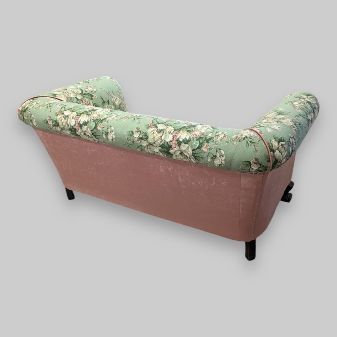 A Chesterfield Sofa, 1800s, Antique photo vinterior