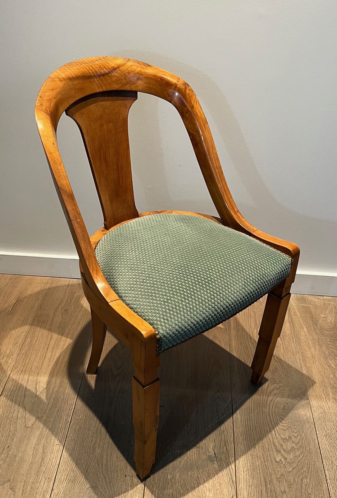 photo buy Set Of 6 Art Deco Period Walnut Gondola Chairs